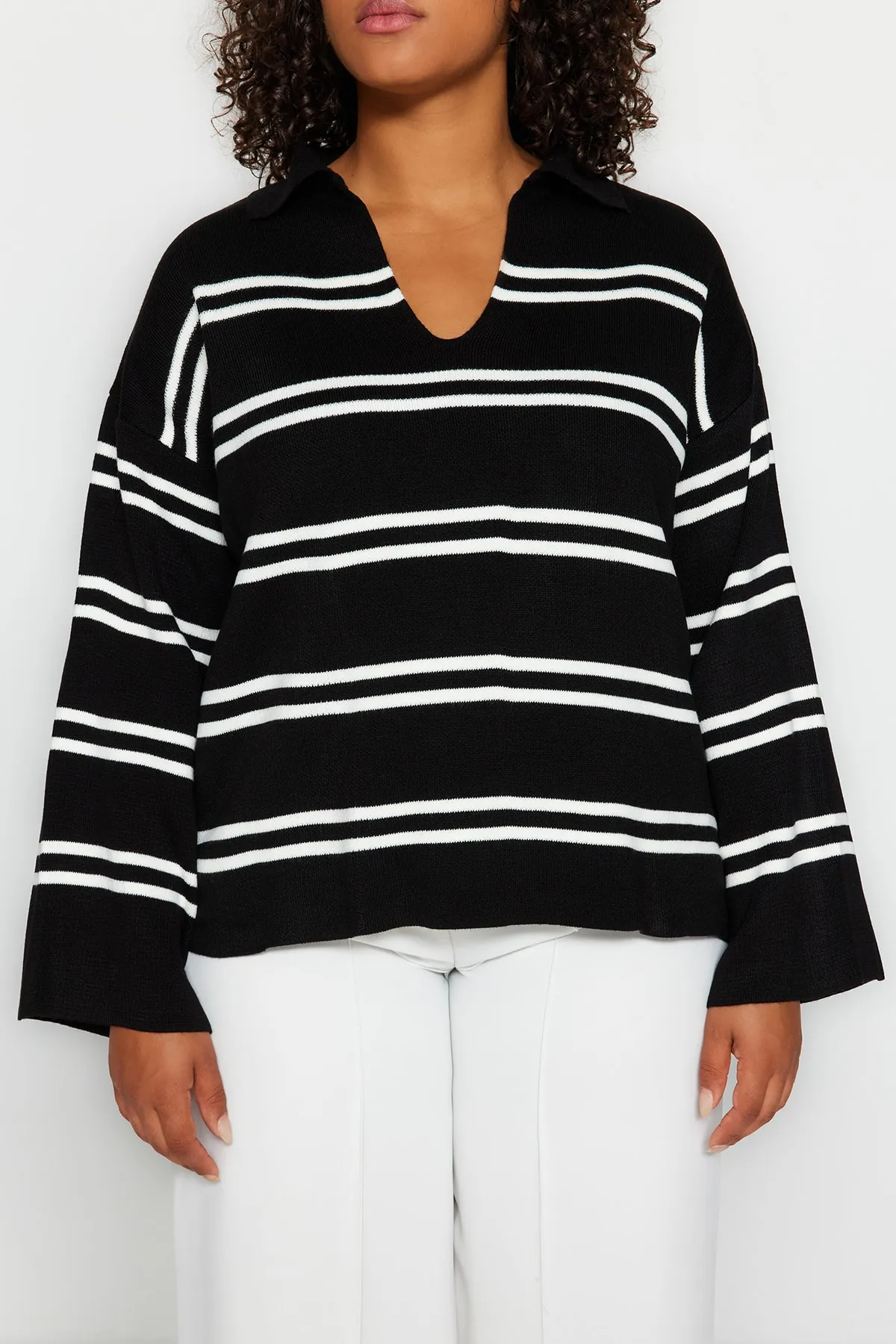 Trendyol Curve  Schwarz gestreifter Strickpullover TBBAW24AN00013