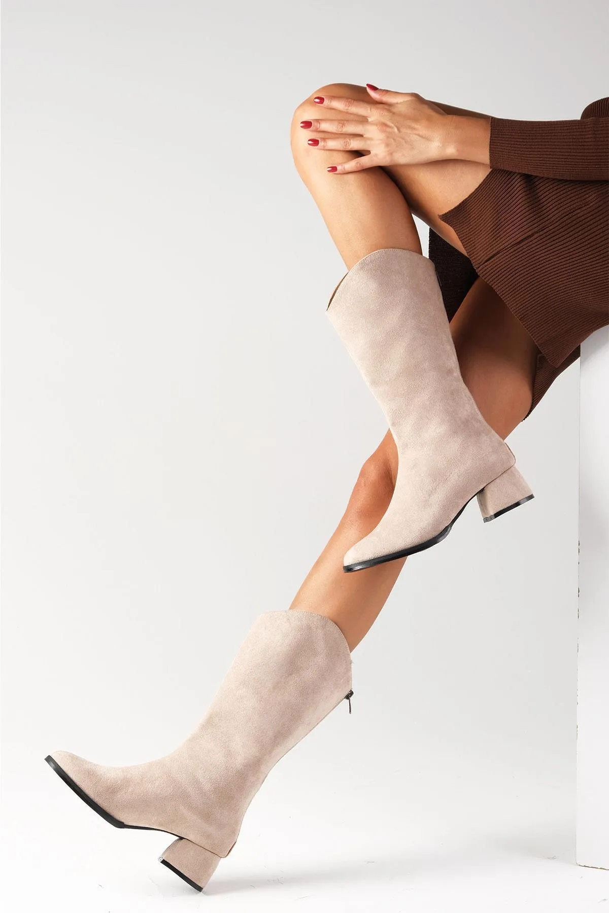Mio Gusto  Wadenlange Damenstiefel aus beigem Wildleder von Fabia