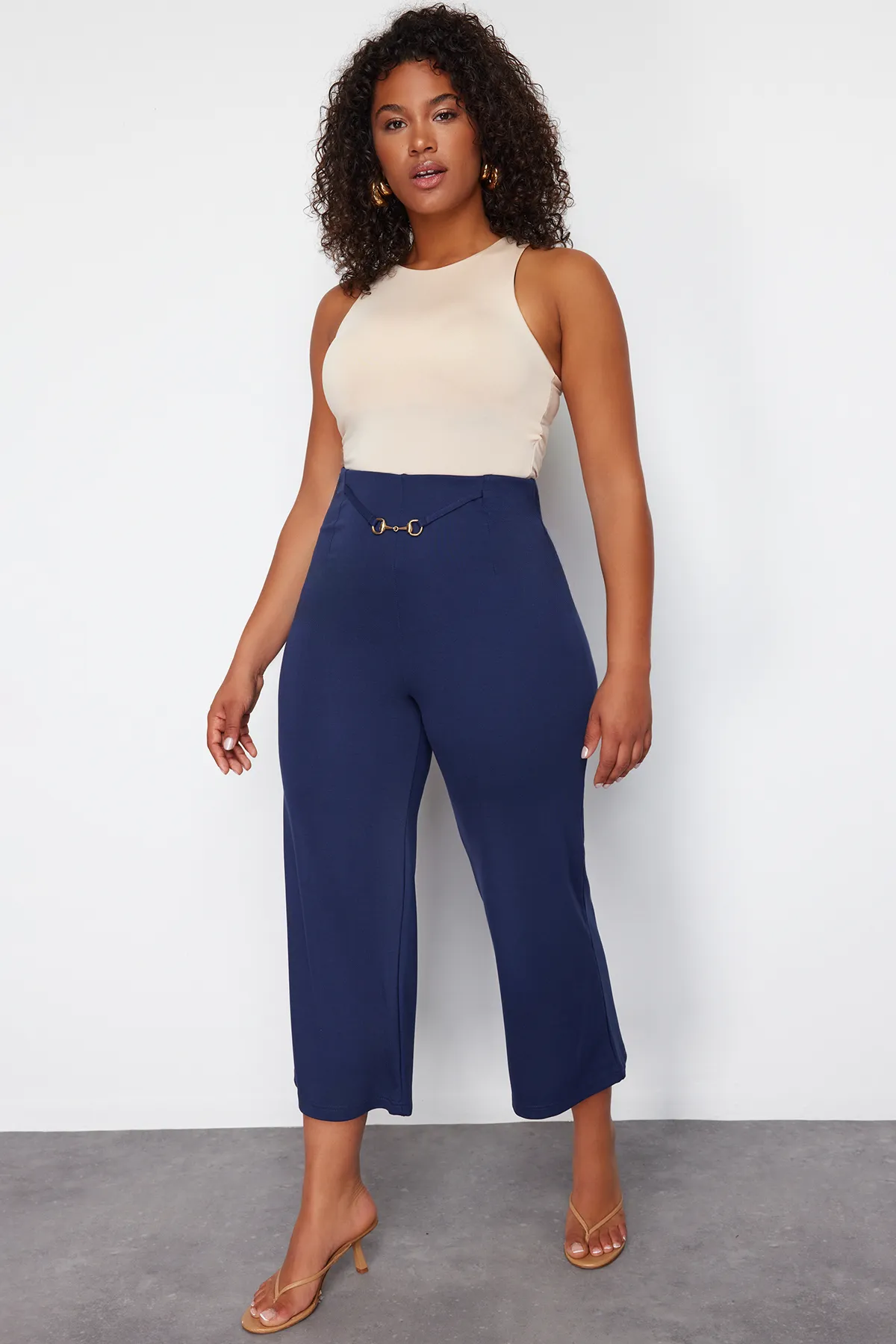 Trendyol Curve  Indigo Aksesusar Detaillierte, weit geschnittene Strickhose TBBSS24AR00008