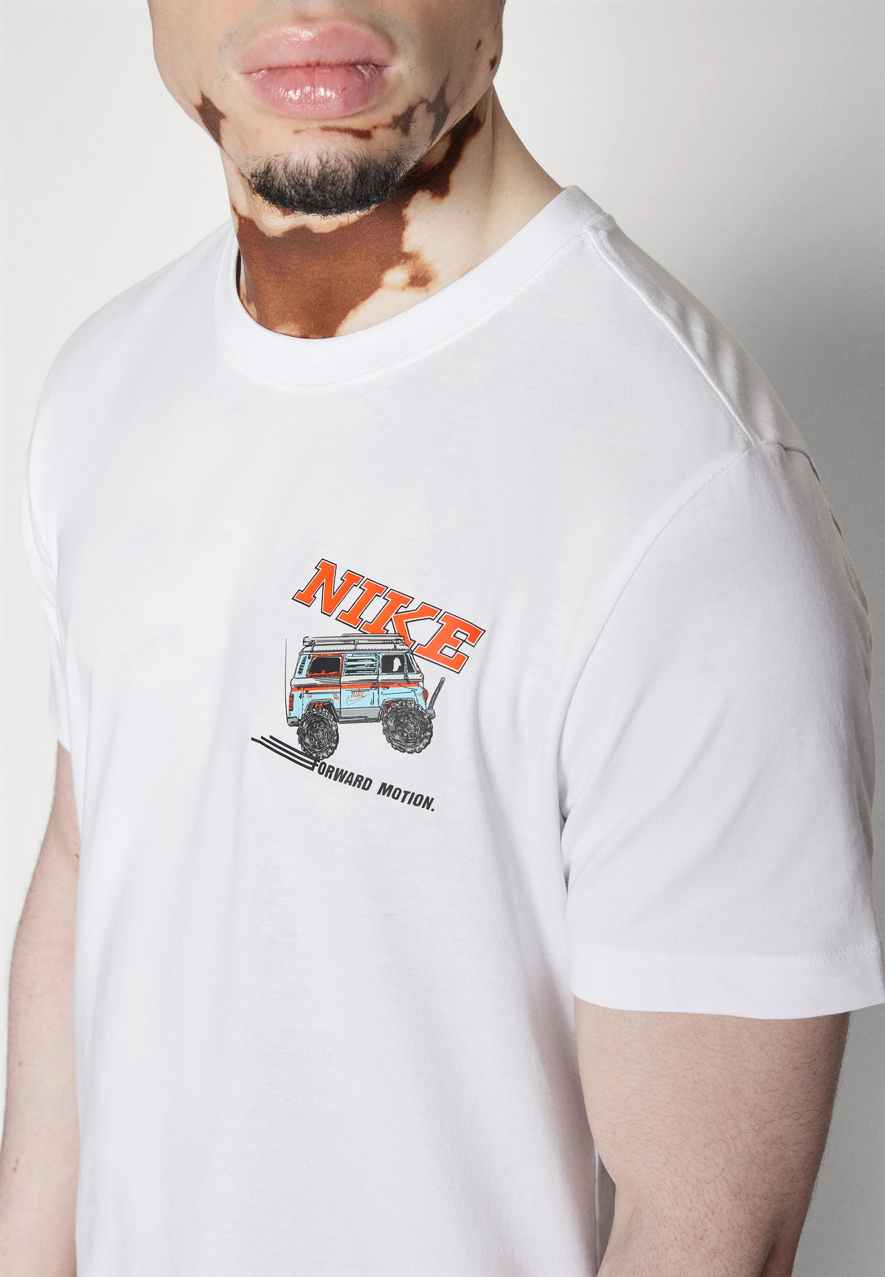 Nike Sportswear RALLY - Camiseta con estampado