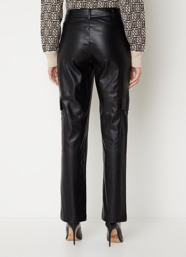 Pantaloni cargo din piele ecologică Nike Albania cu talie medie și croială dreaptă