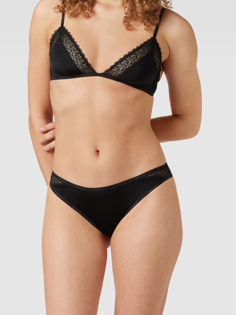String mit Häkelspitze Modell 'FLIRTY' in schwarz