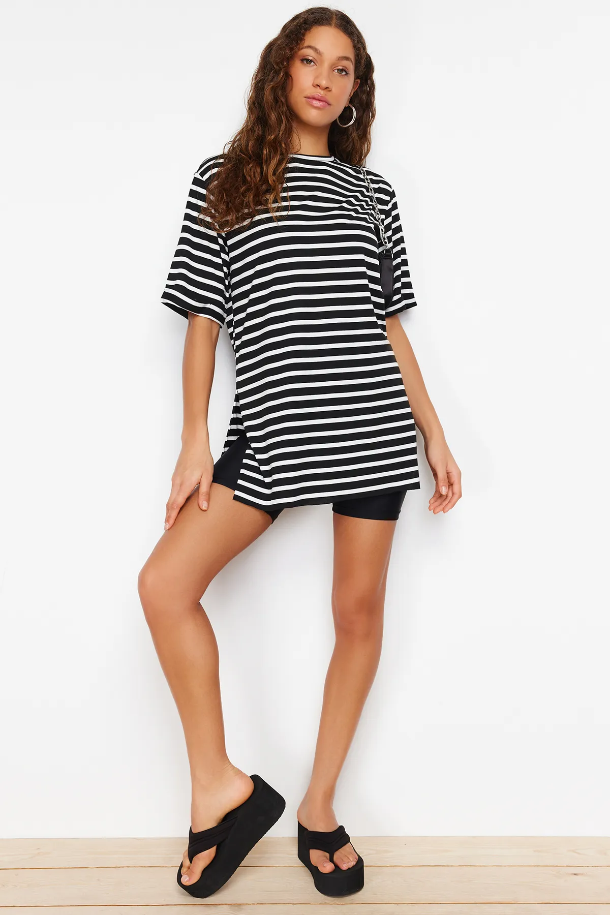 Trendyol Collection  Schwarz gestreiftes, geschlitztes, detailliertes, übergroßes/weites Strick-T-Shirt mit Rundhalsausschnitt TWOSS23TS00097