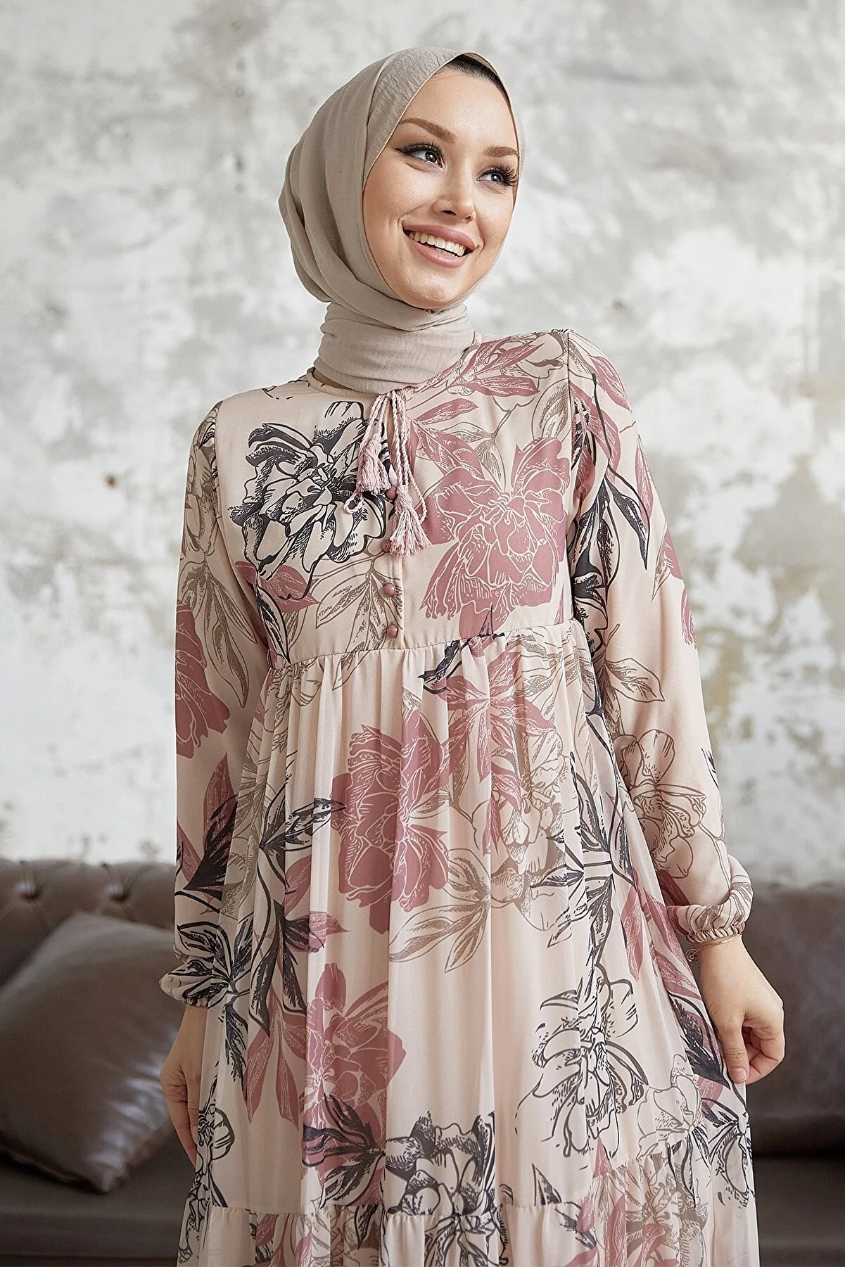 InStyle  Jalya Hijab-Kleid aus Chiffon mit geknöpftem String und Kragen – Puder