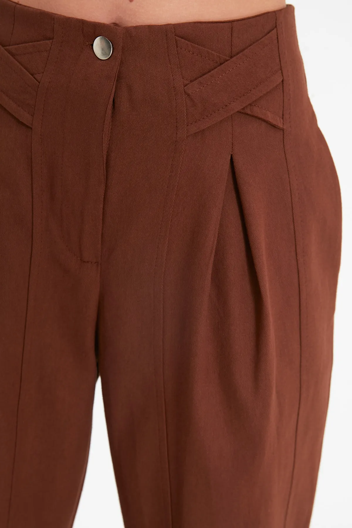 Trendyol Collection  Braune, gewebte Hose mit Karottenmuster und detaillierten Streifen aus Baumwolle TWOAW22PL0342