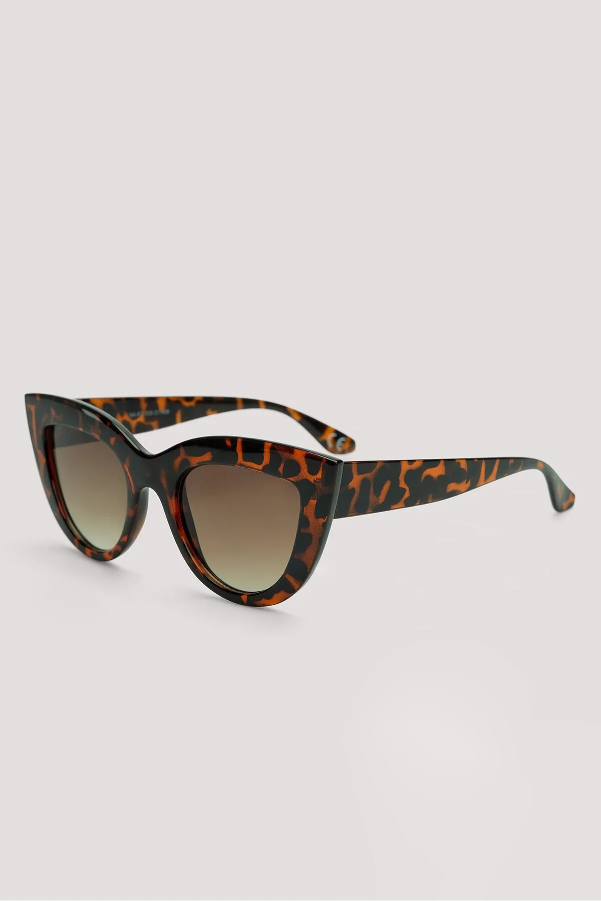 NA-KD  Klobige, spitze Cat-Eye-Sonnenbrille aus recyceltem Material