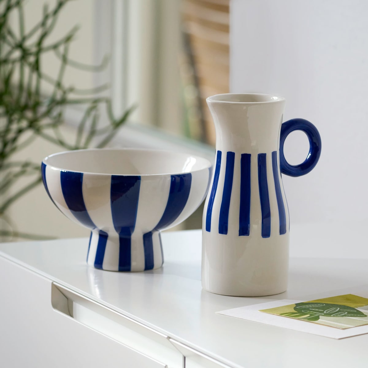 Krug/Vase aus Keramik, weiß/blau gestreift (19x13x8cm), 1 St