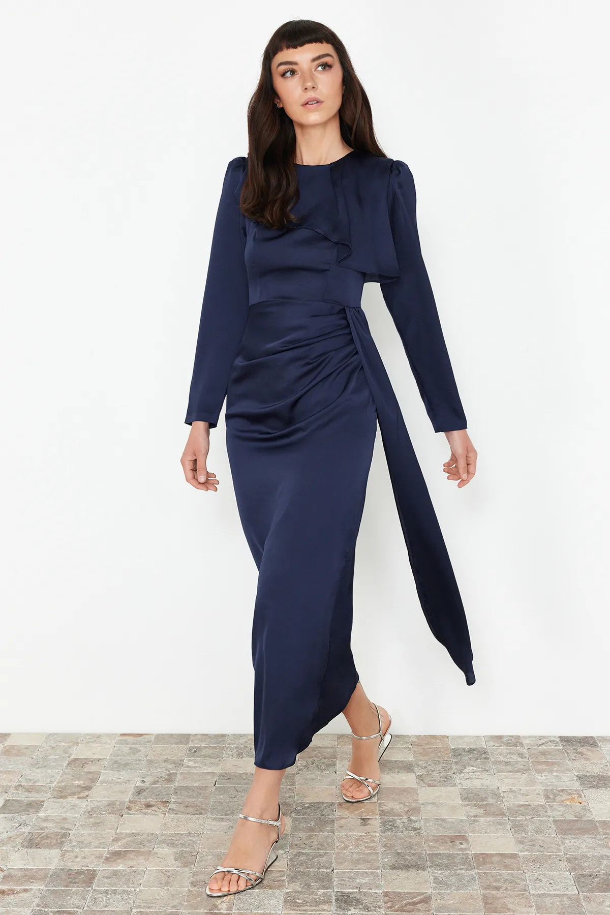 Trendyol Modest  Marineblaues Abendkleid aus Satin mit Schalkragen TCTAW24DB00004