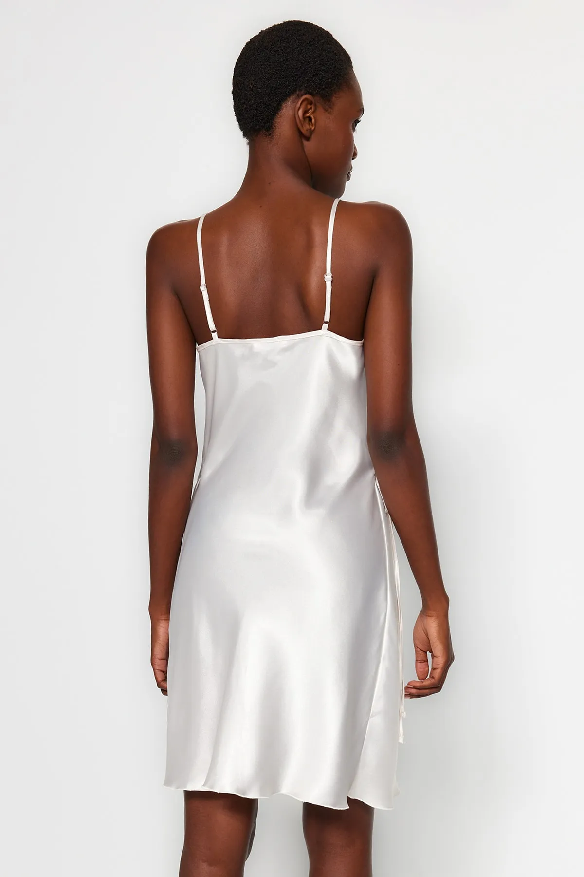 Trendyol Collection  Ecrufarbenes, zweireihiges Nachthemd aus gewebtem Satin mit Spitzendetail und Trägern THMAW24GC00005
