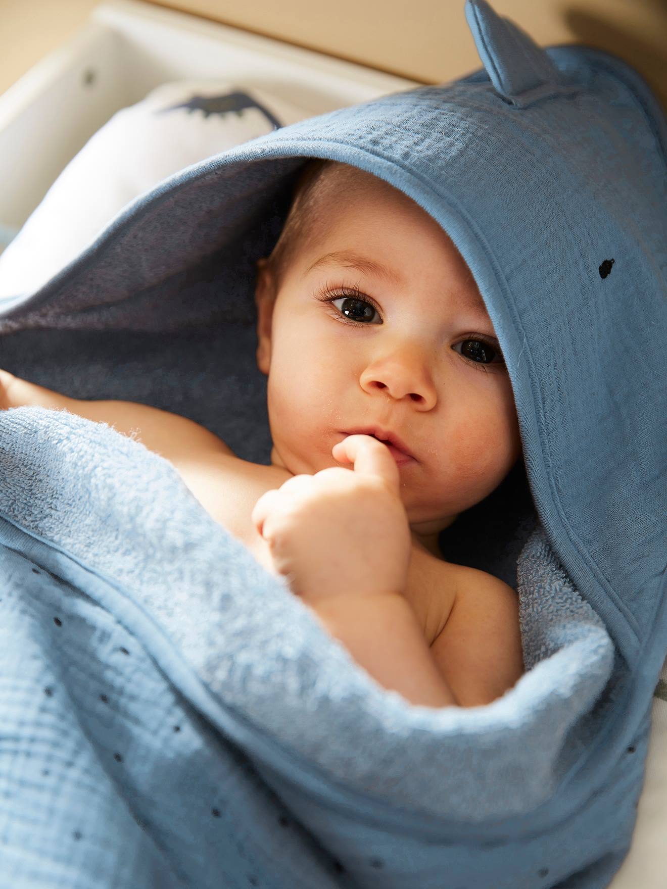 Cape de bain bébé en gaze de coton + gant de toilette PETIT DINO vert