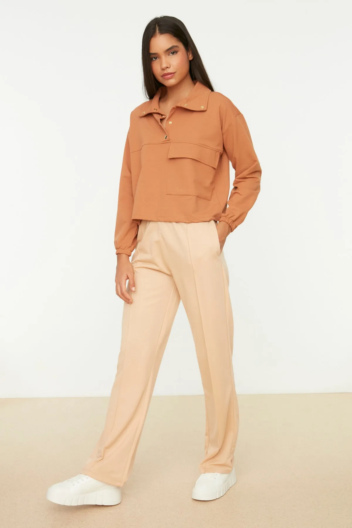 Trendyol Collection  Gerade, dünne Jogginghose aus Kamel-Strick mit Rippenmuster TWOSS22EA0031