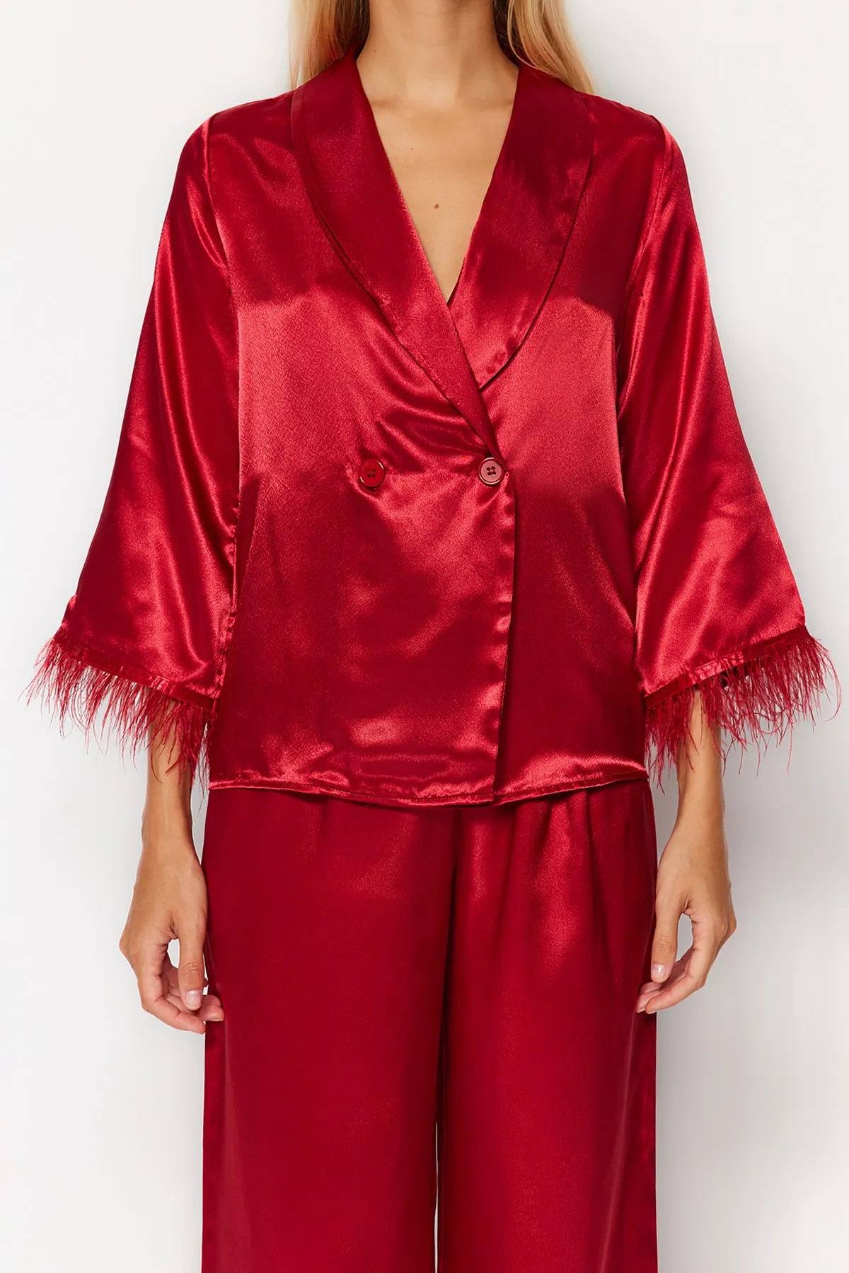 Trendyol Collection  Burgunderrotes Pyjama-Set aus Satin mit Hemd und Hose und Federdetail THMAW23PT00086