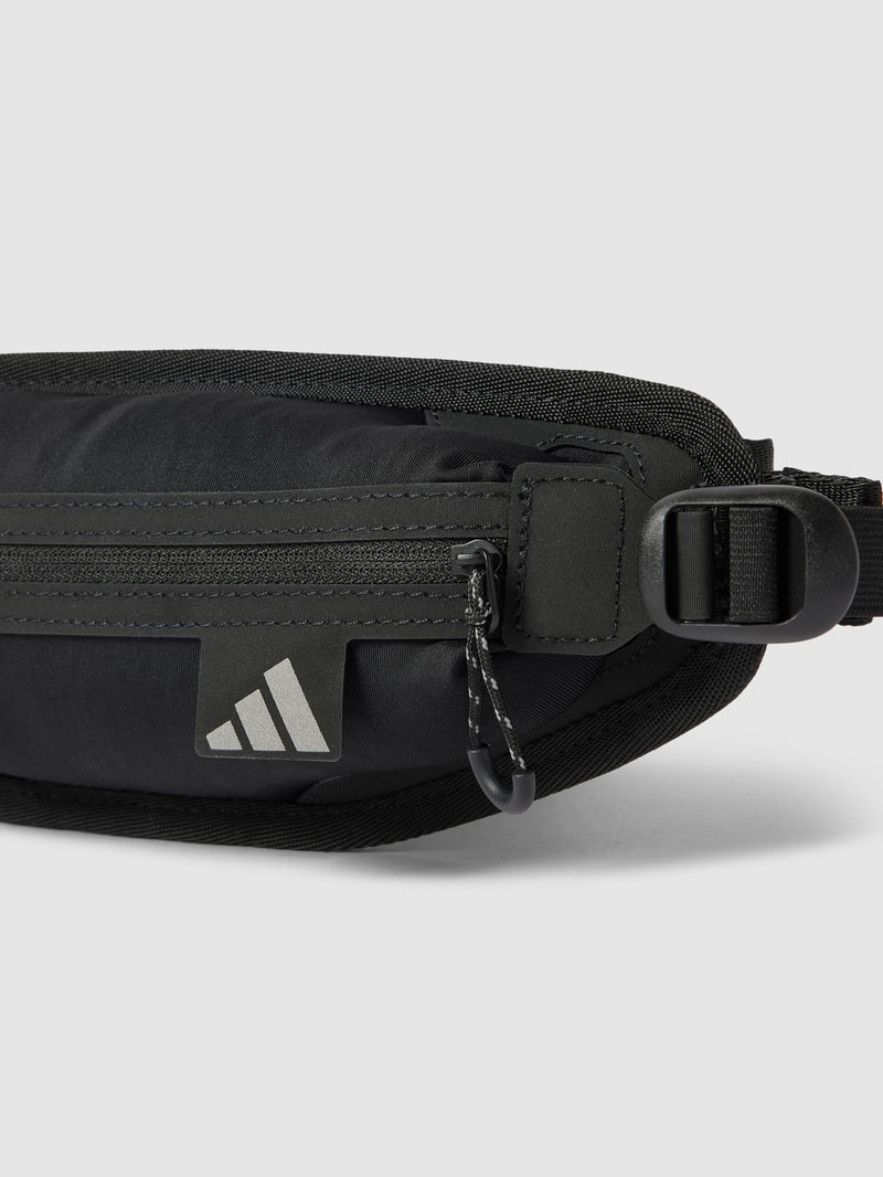 Bauchtasche mit Label-Detail in schwarz