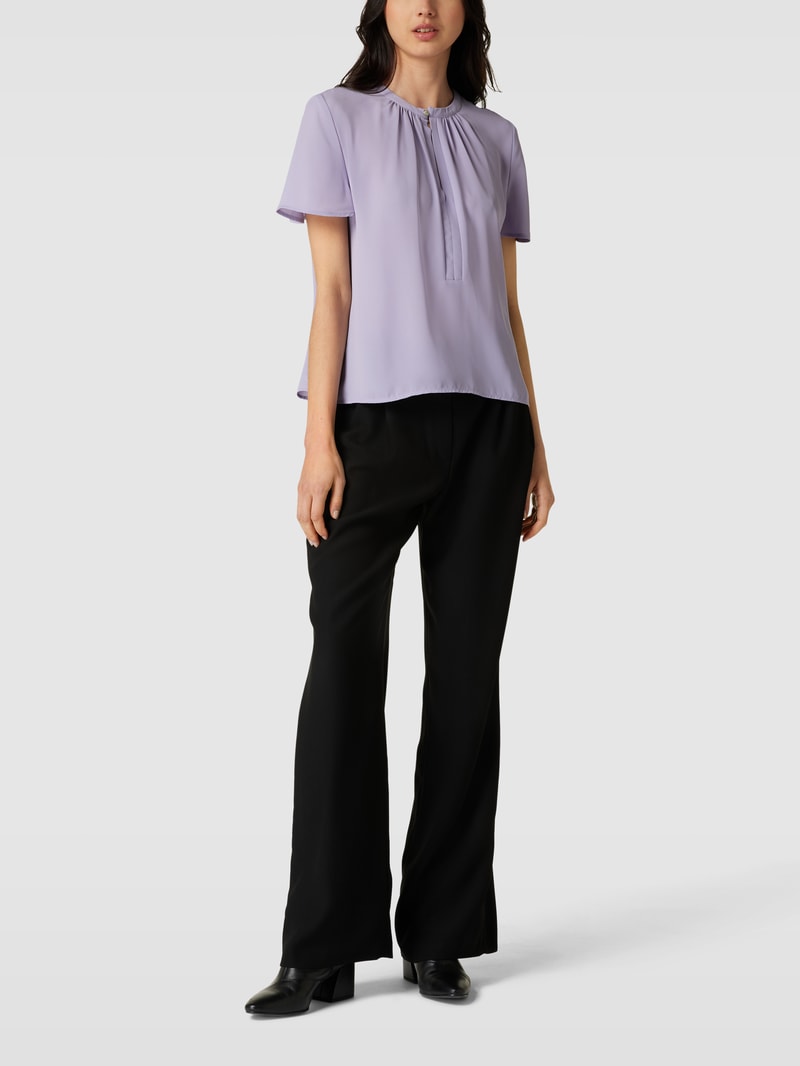 Bluse mit Schlüsselloch-Ausschnitt in lila