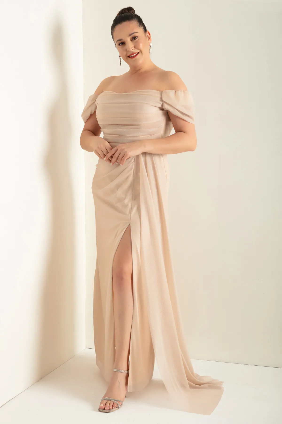 Lafaba  Damen-Abendkleid in Beige mit U-Boot-Ausschnitt, drapiertem Schlitz, langes Glitzer-Abendkleid