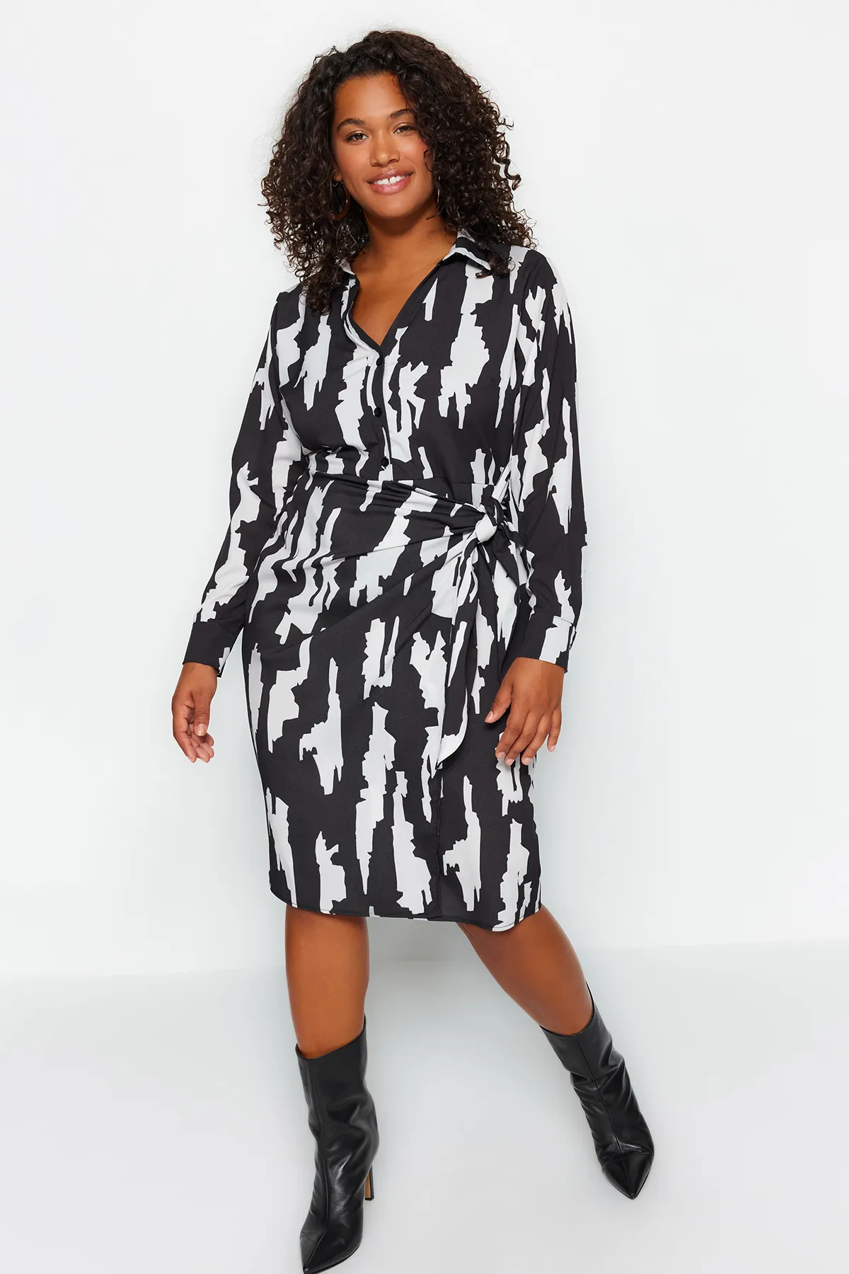 Trendyol Curve  Schwarz-weißes Midi-Webkleid mit Wickelbindung und Details TBBAW24AH00047
