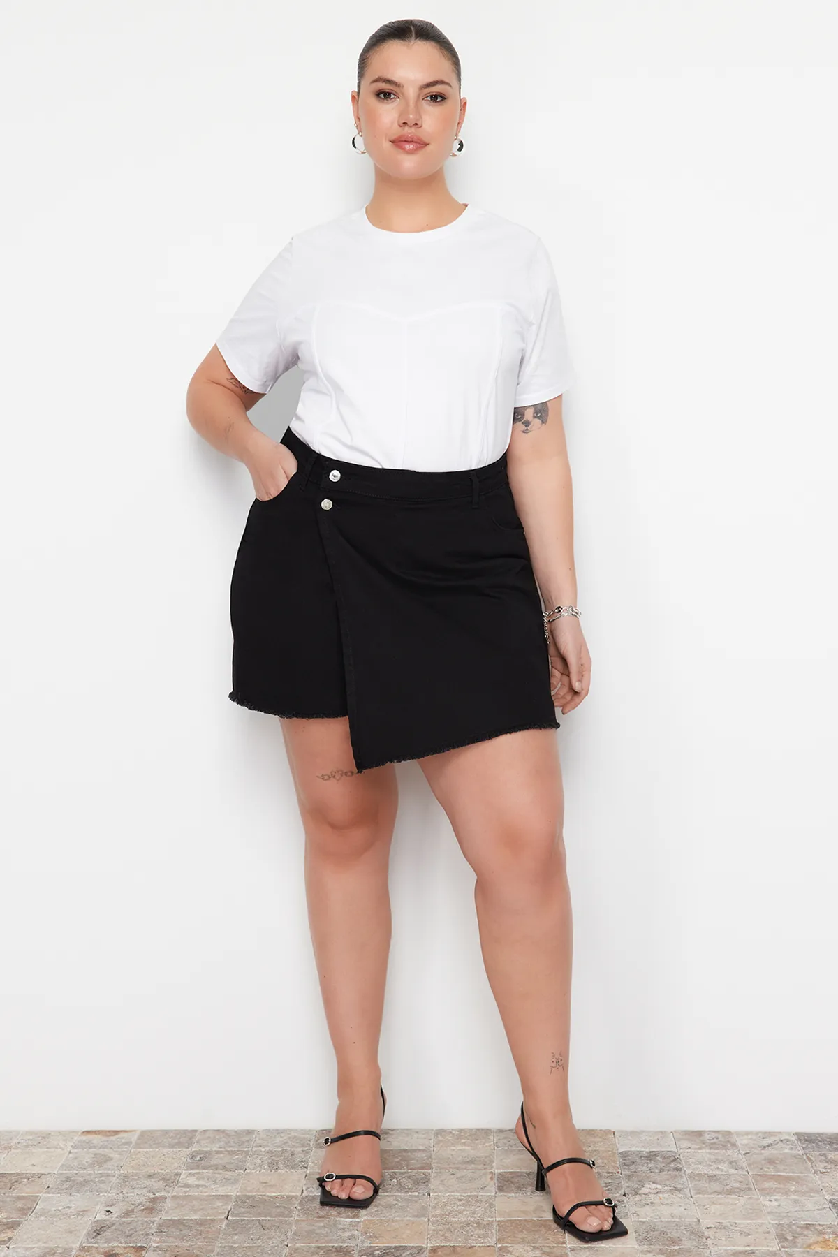 Trendyol Curve  Schwarzer Shorts-Rock mit hohem Bund und Quasten und Quasten TBBSS23AP00008