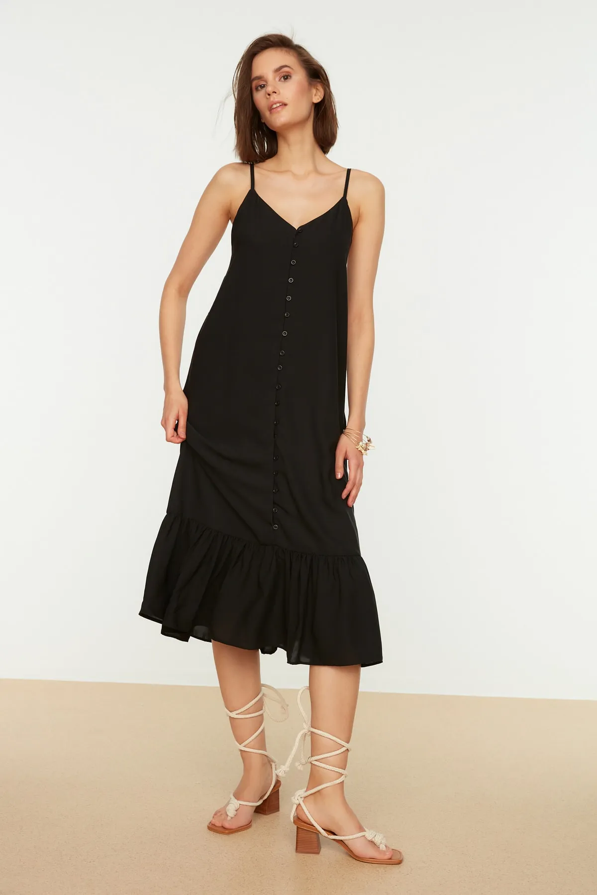Trendyol Collection  Schwarzes, gewebtes Kleid mit Trägern und Knöpfen TWOSS21EL1990