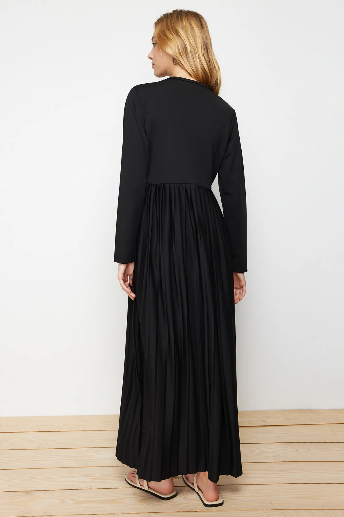 Trendyol Modest  Schwarzes, plissiertes Scuba-Strickkleid mit Rock TCTAW24EL00000