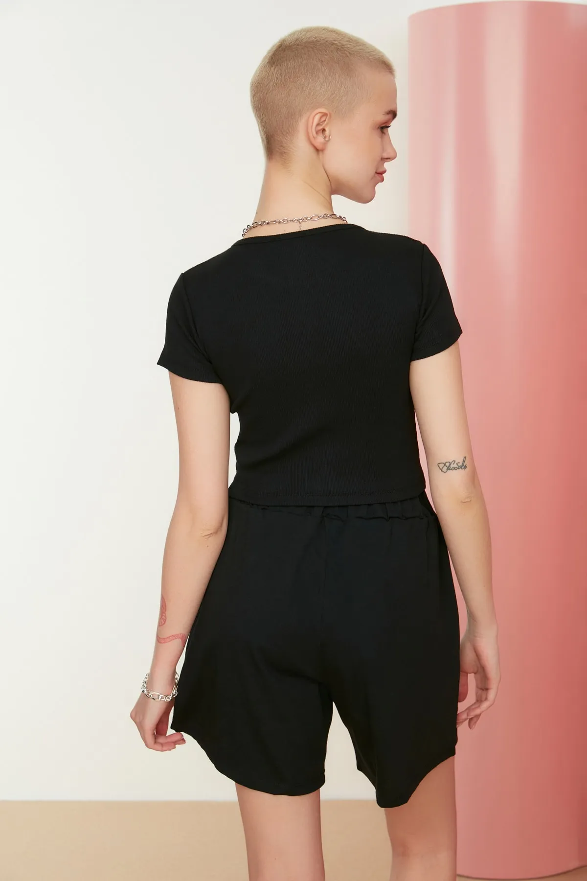 Trendyol Collection  Schwarze, taillierte, kurze, gerippte, dehnbare Strickbluse mit Rundhalsausschnitt TWOSS21BZ0779