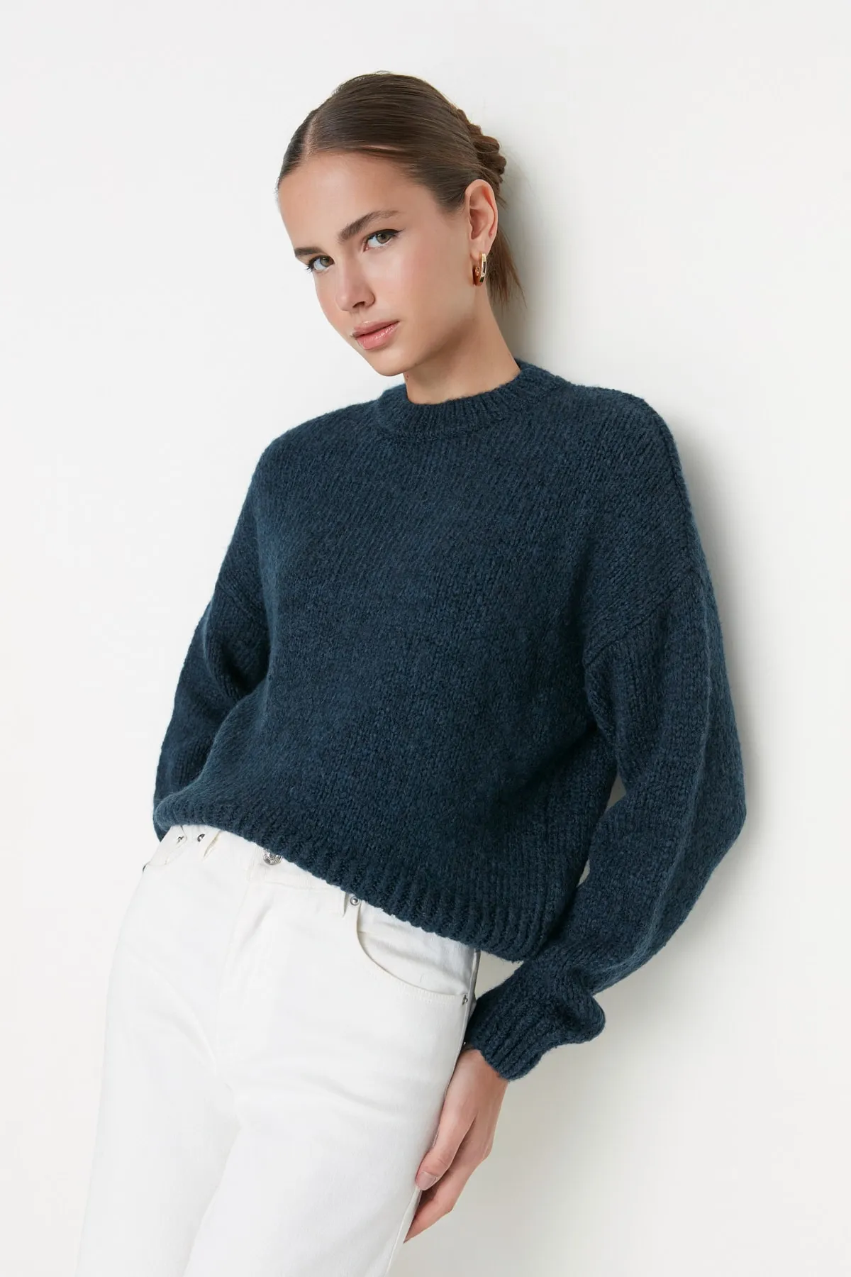 Trendyol Collection  Blauer, weich strukturierter Basic-Strickpullover mit weiter Passform TWOAW23KZ00185