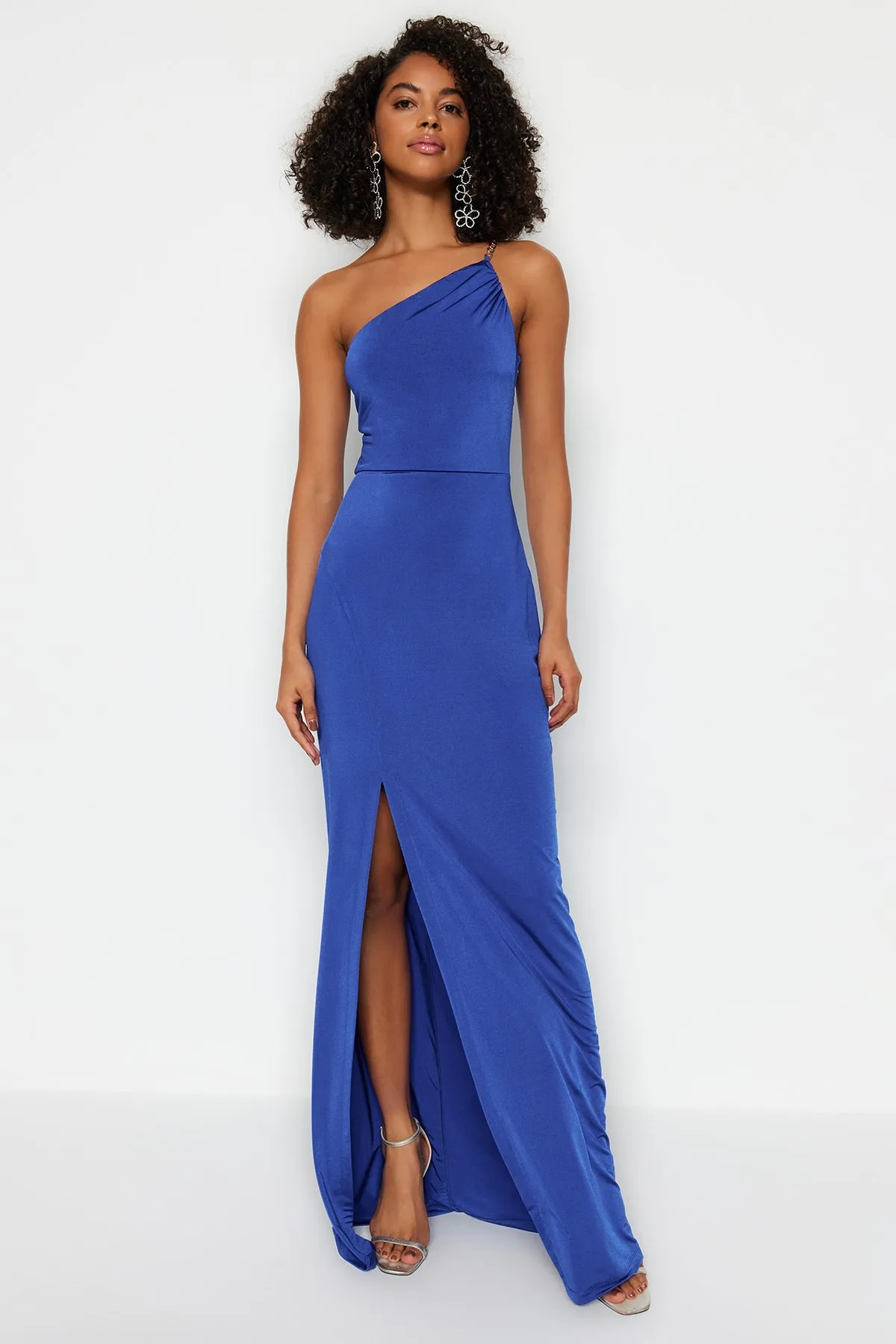 Trendyol Collection  Saks Body-Sitting Langes Abendkleid mit Strick-Accessoires TPRSS23AE00075