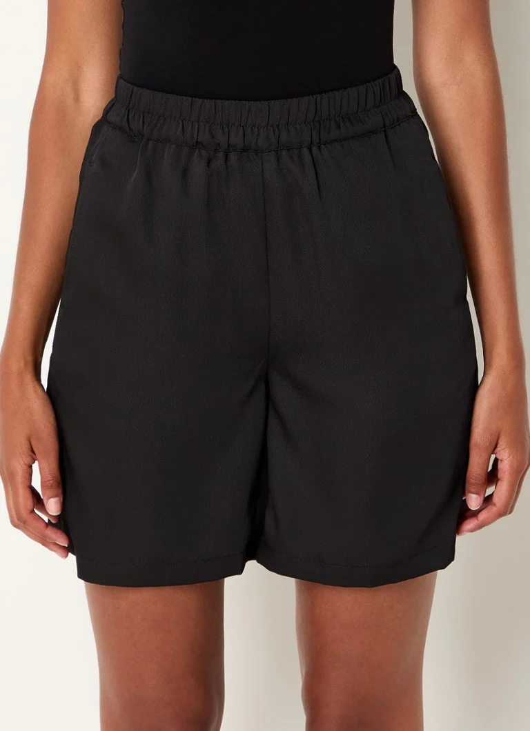 Pantaloncini a vita alta e vestibilità ampia di Co'Couture Mei con tasche laterali.