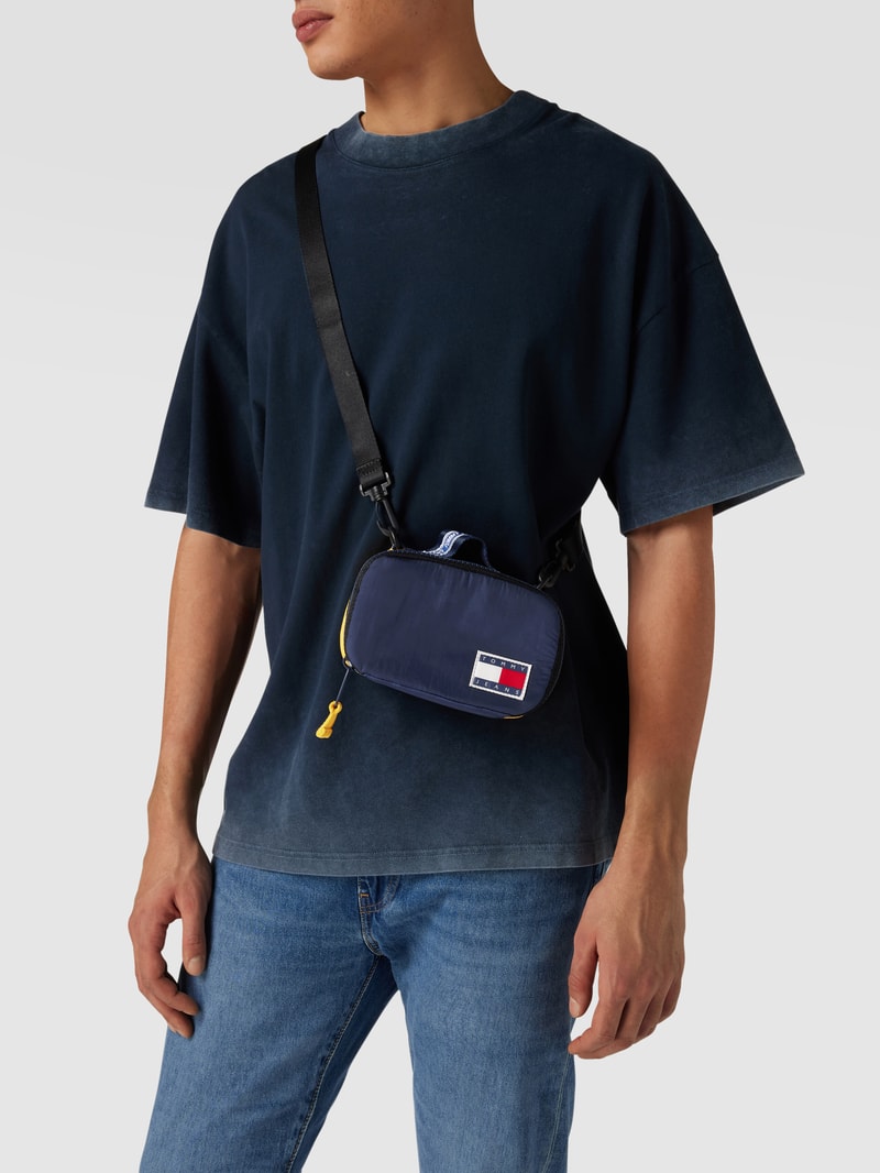 Umhängetasche mit Logo-Patch in dunkelblau