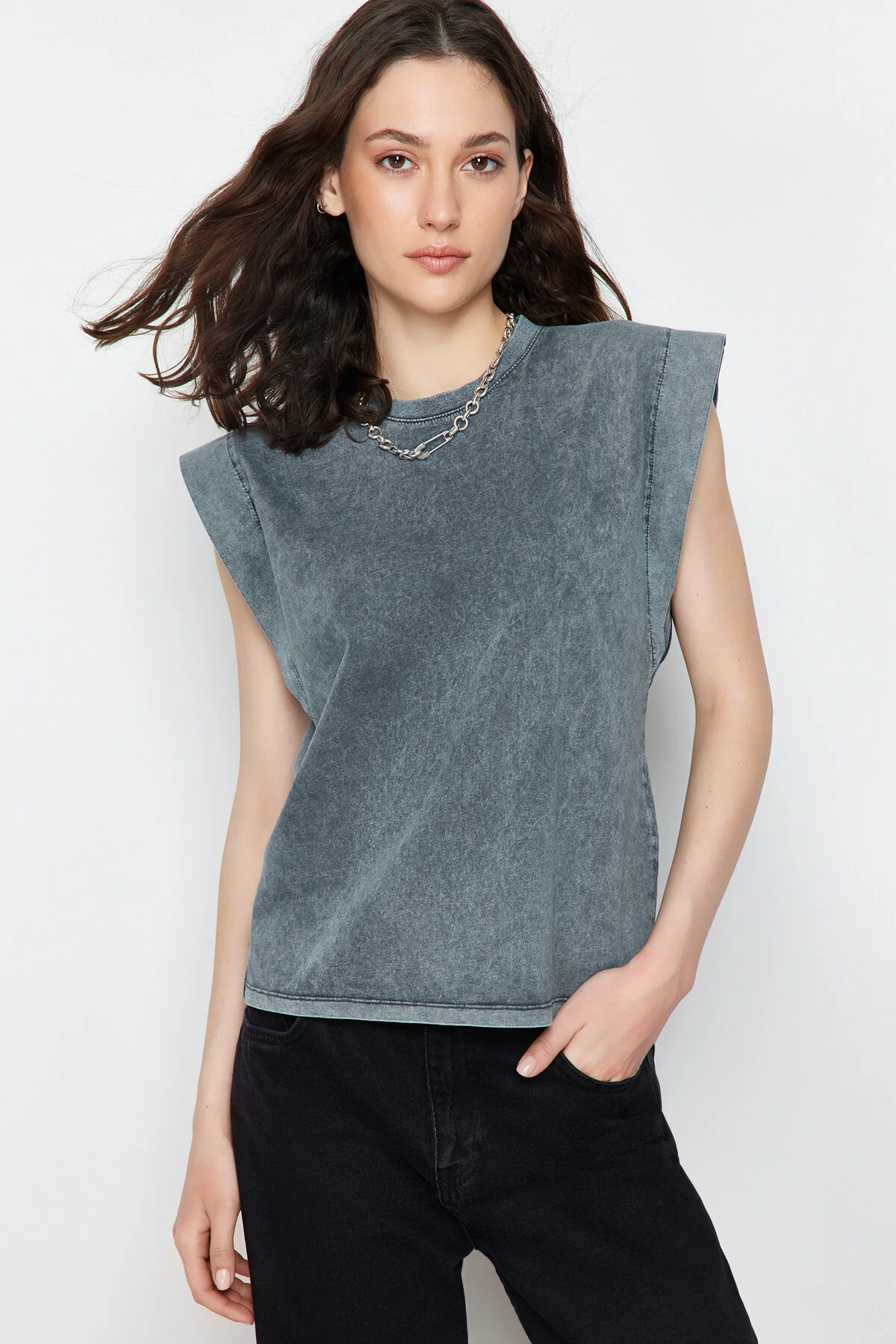 Trendyol Collection  Anthrazit*001 Basic-Strick-T-Shirt aus 100 % Baumwollwatte mit verblasstem Effekt und Rundhalsausschnitt TWOSS20TS0021
