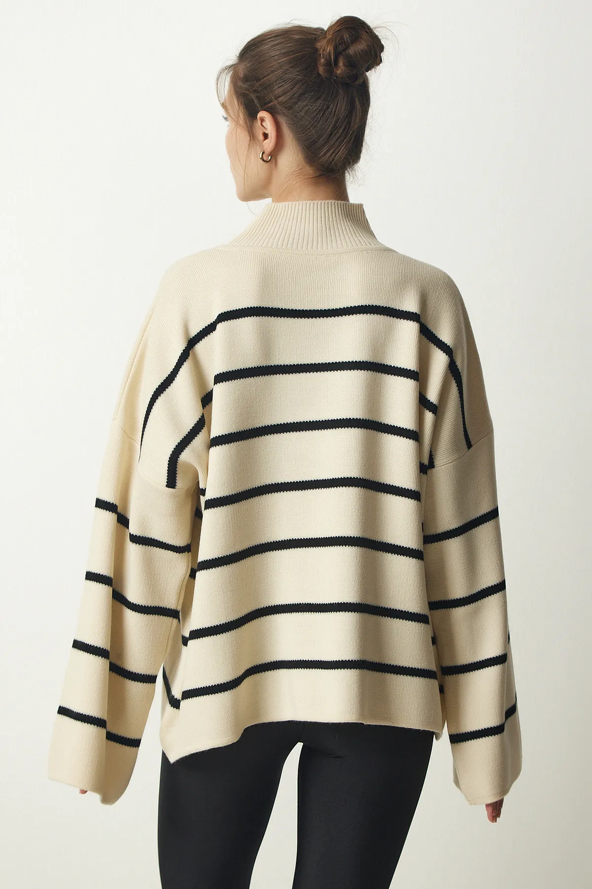 Happiness İstanbul  Cremefarbener, gestreifter Oversize-Strickpullover mit Stehkragen für Damen NF00076