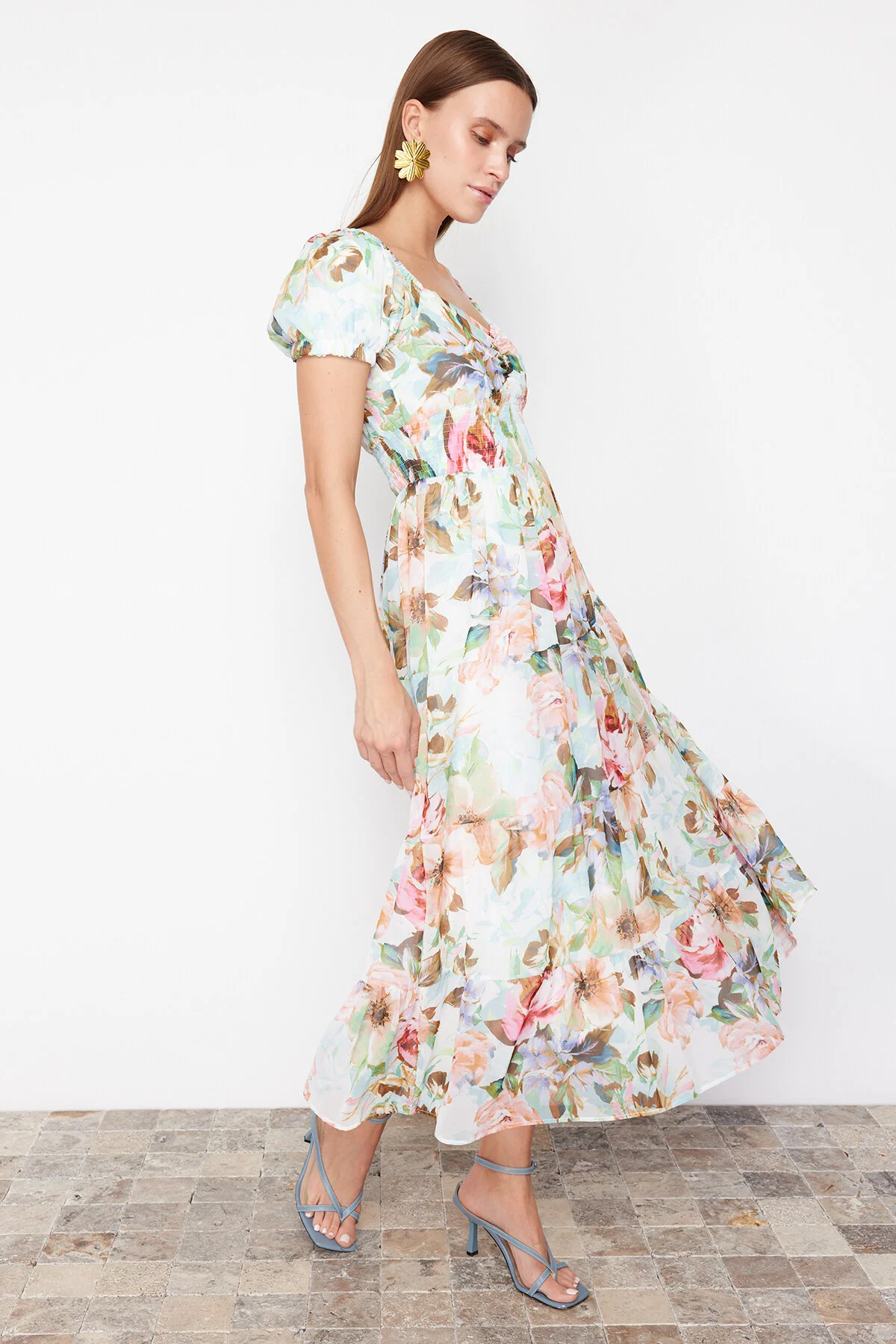 Trendyol Collection  A-Linien-Maxi-Chiffonkleid mit Gipe-Detail - Rosa Blumenmuster, gefüttert TWOSS24EL00807