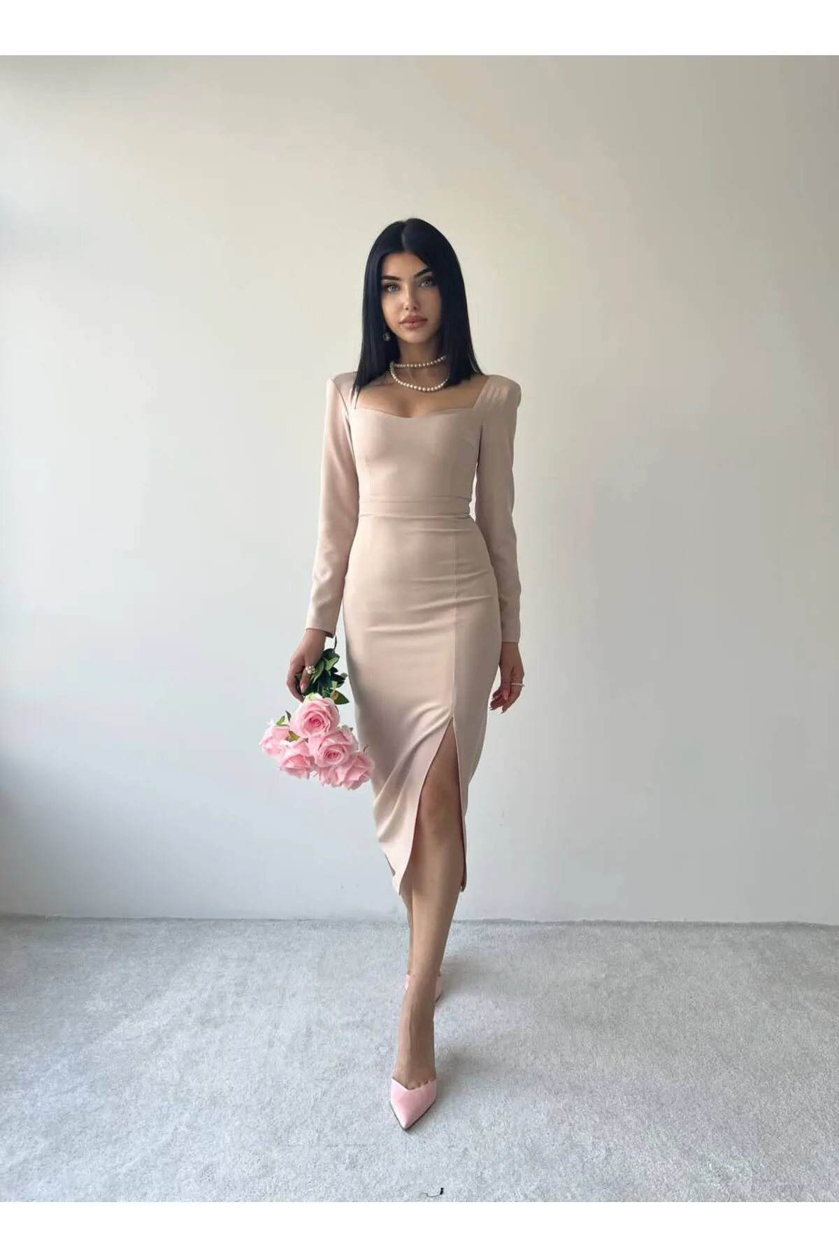 SONREİR  LANGES KLEID MIT HERZKRAGEN Schlitz