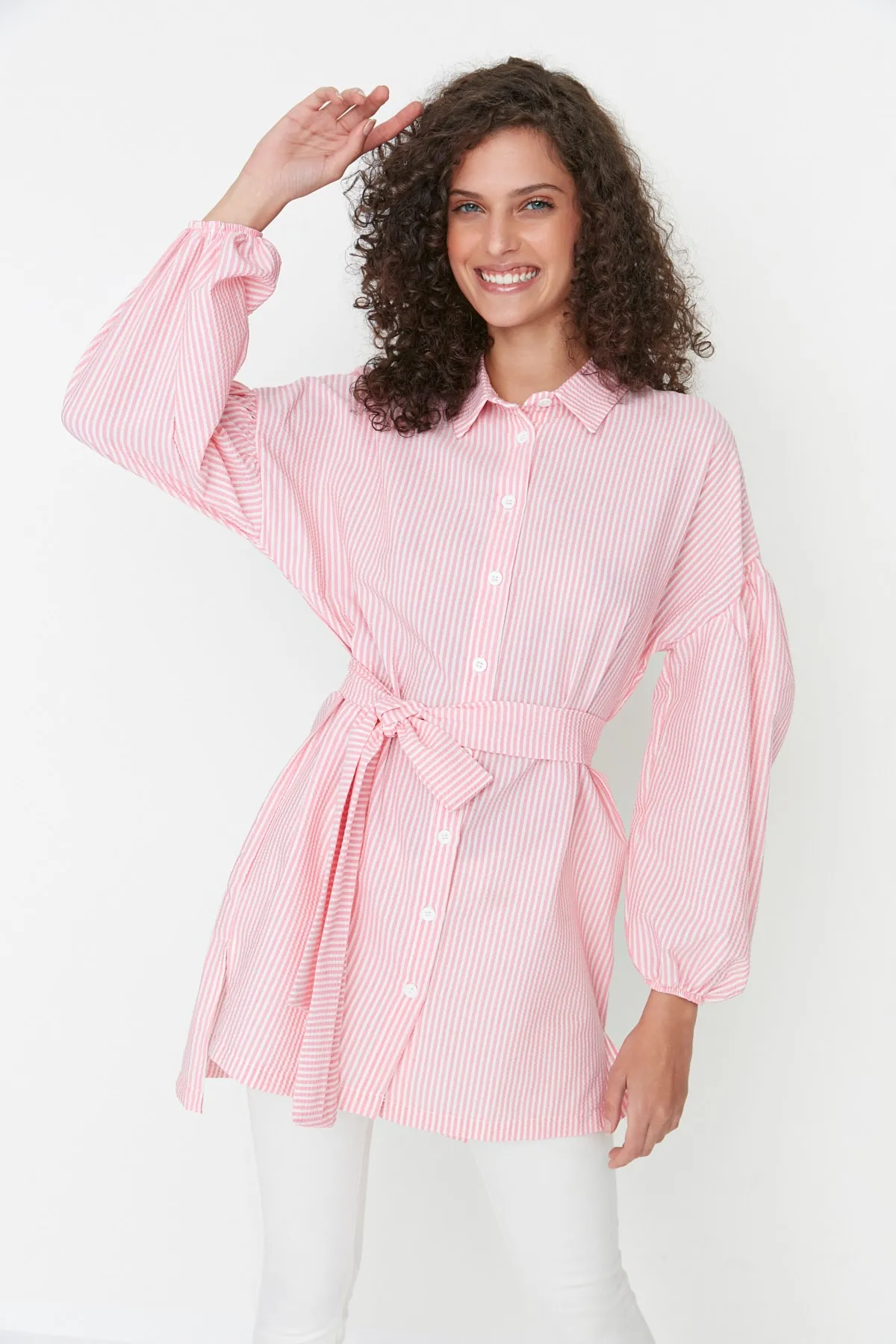 Trendyol Modest  Rosa gestreiftes, gewebtes Hemd mit Ballonärmeln und langem Rücken, Gürtel TCTSS22GO0116
