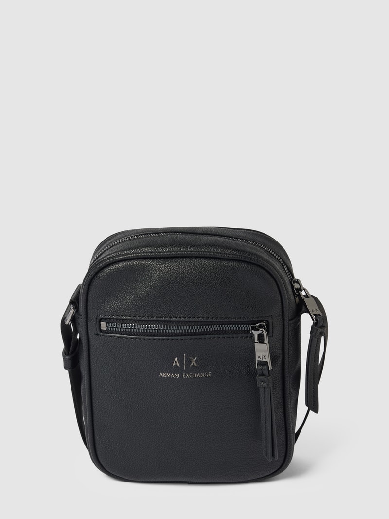 Crossbody Bag mit Label-Detail in schwarz