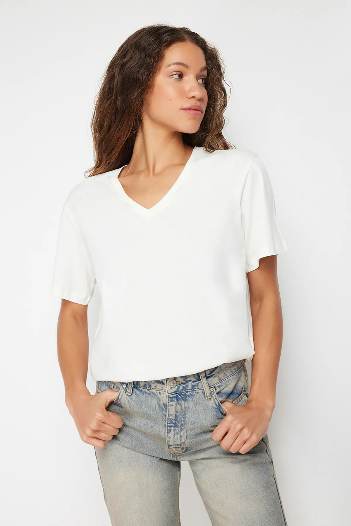 Trendyol Collection  Ecru, 100 % Baumwolle, Oversize/Weite Passform, V-Ausschnitt, Strick-T-Shirt TWOSS23TS00003