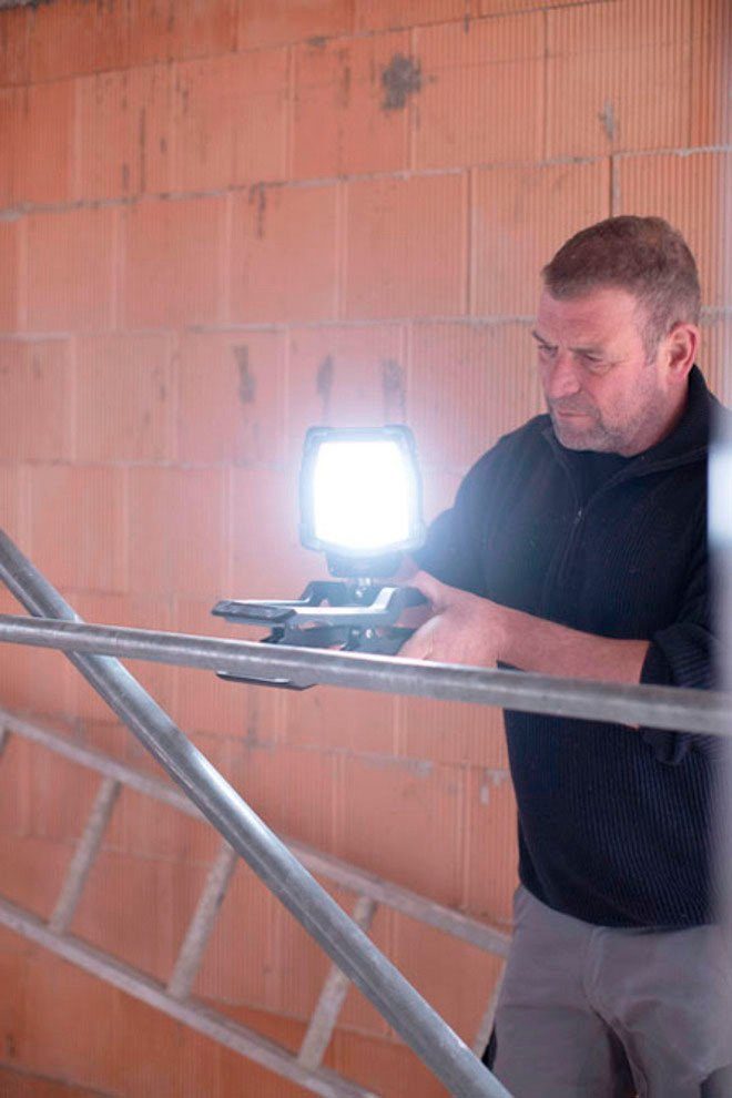 Brennenstuhl LED Arbeitsleuchte CL 4050 MA, Ein-/Ausschalter, USB-Anschluss mit Ladefunktion, mehrere Helligkeitsstufen, LED fest integriert, Tageslichtweiß, mit Neigungswinkel, USB, Powerbank