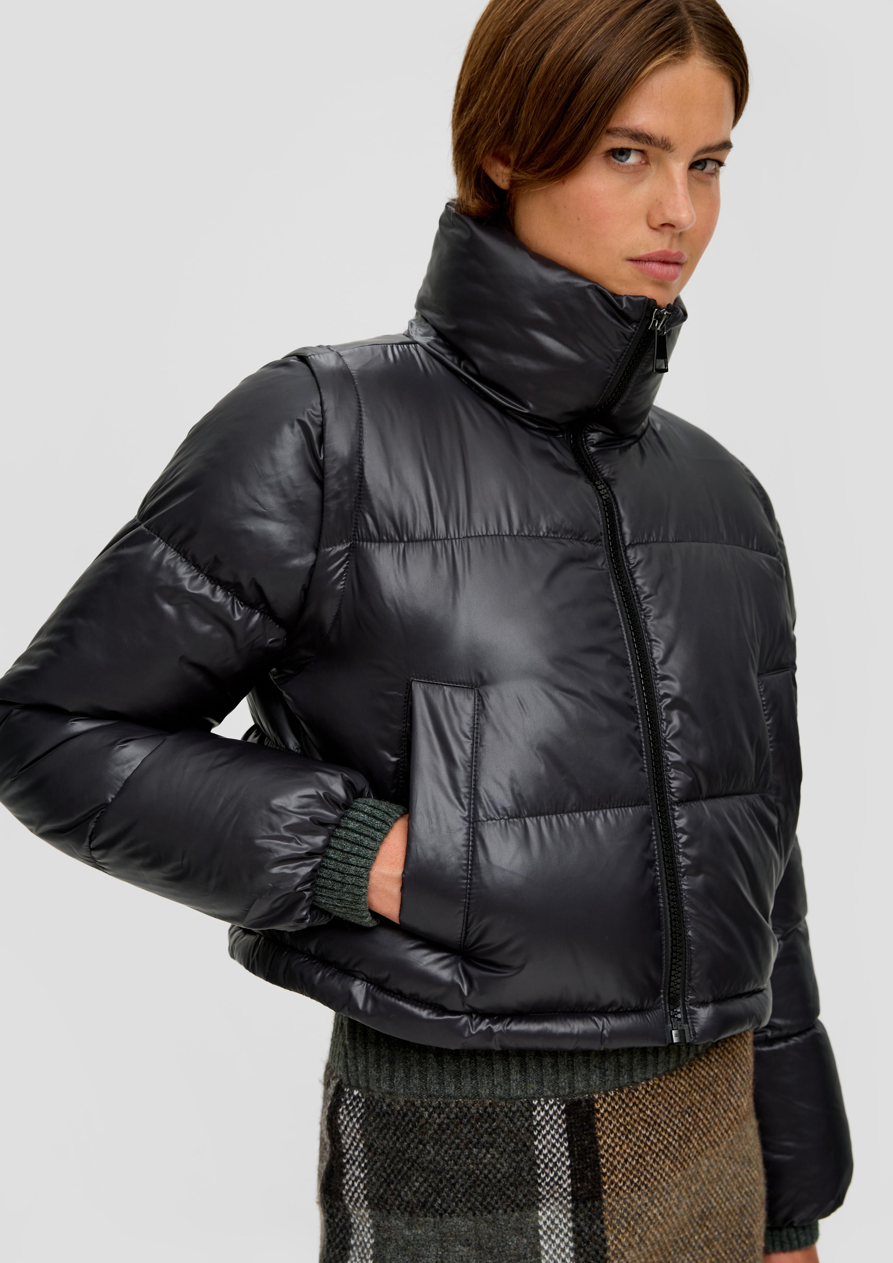 Kurze Pufferjacke mit abnehmbaren Ärmeln  2137330-9999