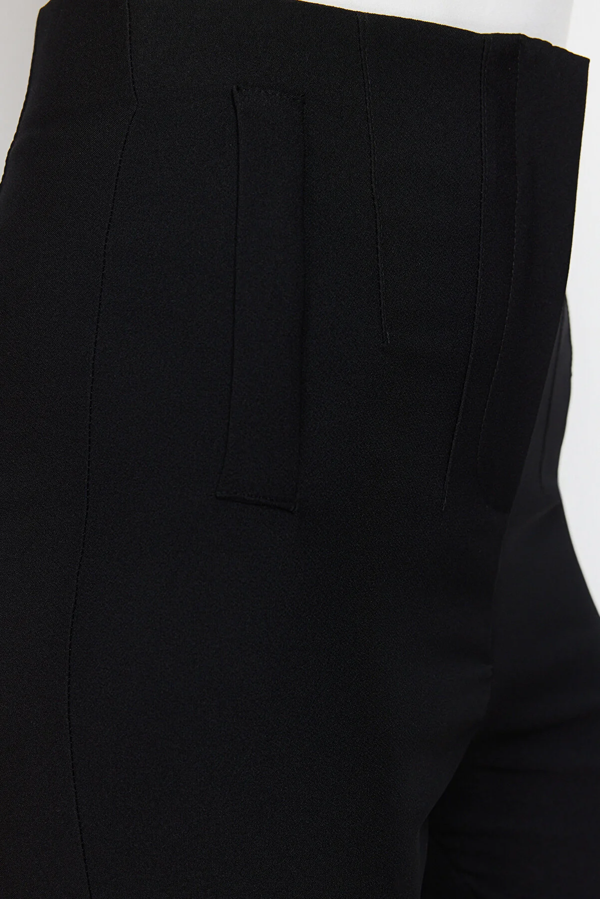 Trendyol Collection  Schwarze knöchellange gewebte Hose mit Zigarettenmuster und Abnähern, hoher Taille TWOSS20PL0515