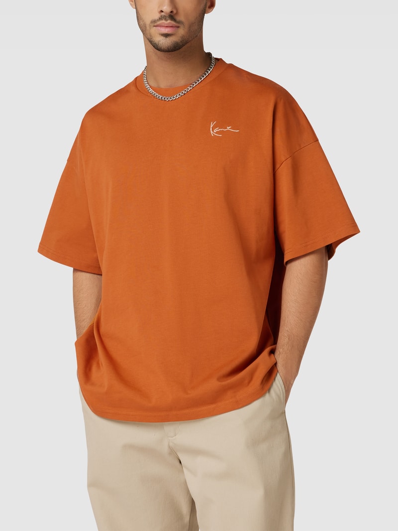 T-Shirt mit Label-Stitching in haselnuss braun