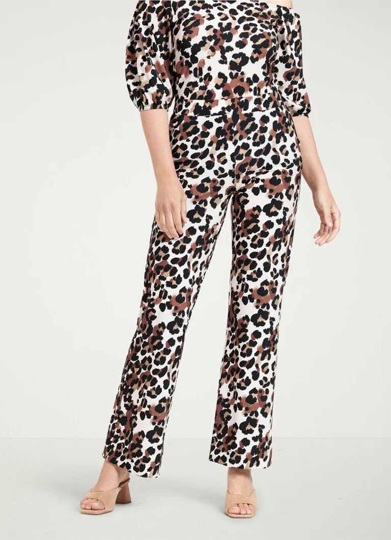 Pantaloni evazați Studio Anneloes Marinda cu imprimeu leopard și buzunare laterale.