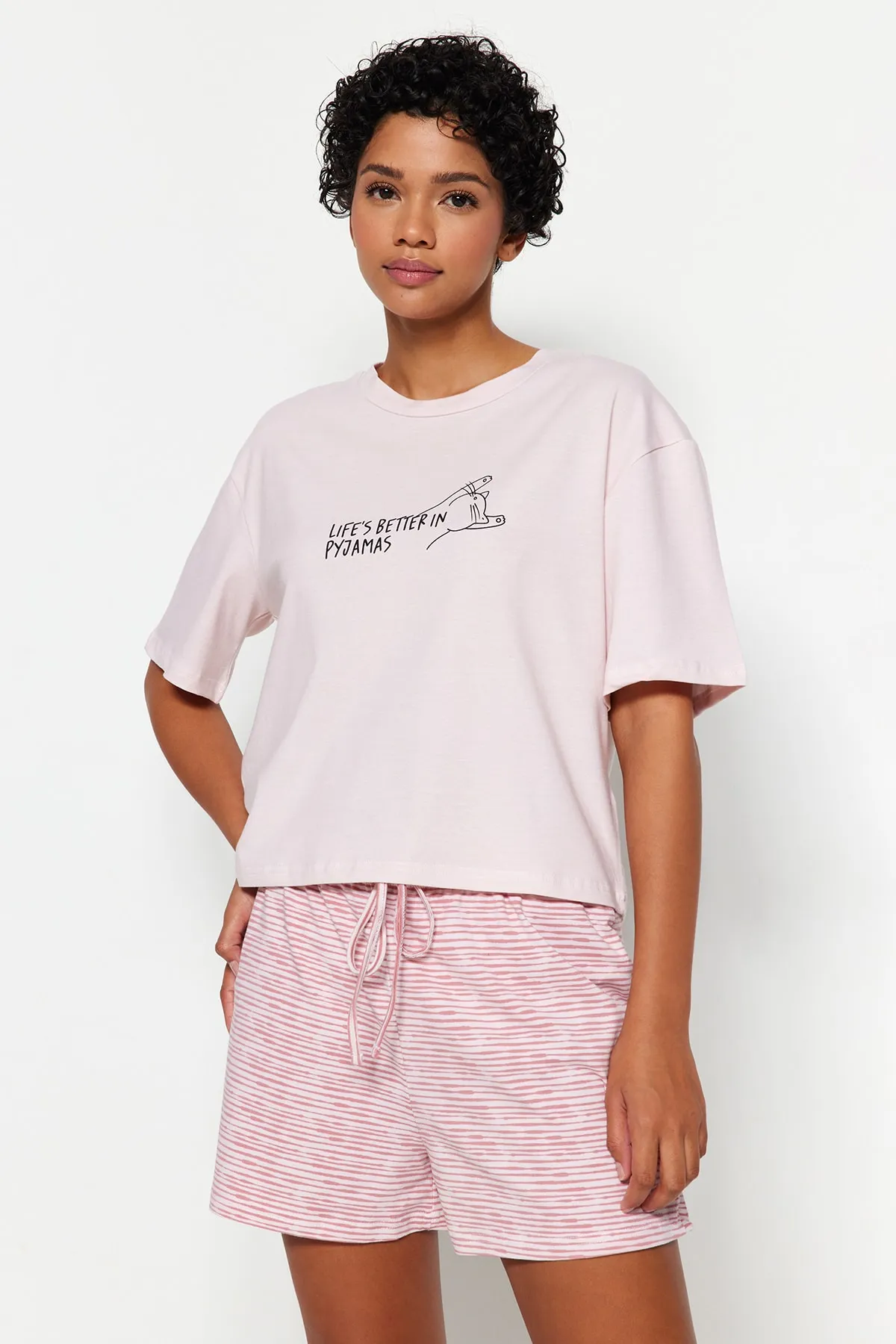 Trendyol Collection  Gestricktes Pyjama-Set mit T-Shirt-Shorts und gestrickten Baumwoll-T-Shirts mit gestreiftem Slogan in Puderfarbe THMSS23PT00228