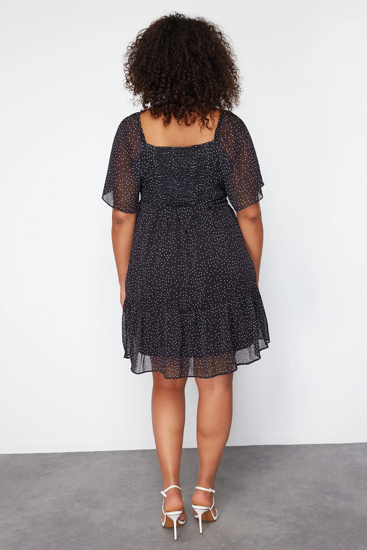 Trendyol Curve  Schwarzes gewebtes Minikleid mit Polka Dots