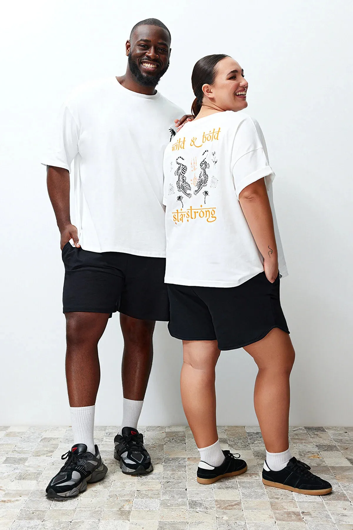 Trendyol Curve  Ecru Unisex-Übergröße, bequemes Paar-Strick-T-Shirt aus 100 % Baumwolle TBSSS24BF00033