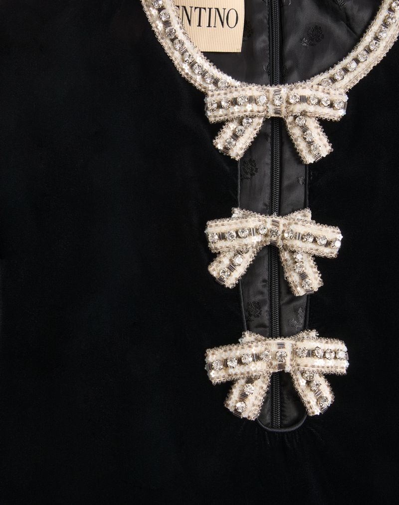 Vestido curto em veludo bordado cor zibelina.