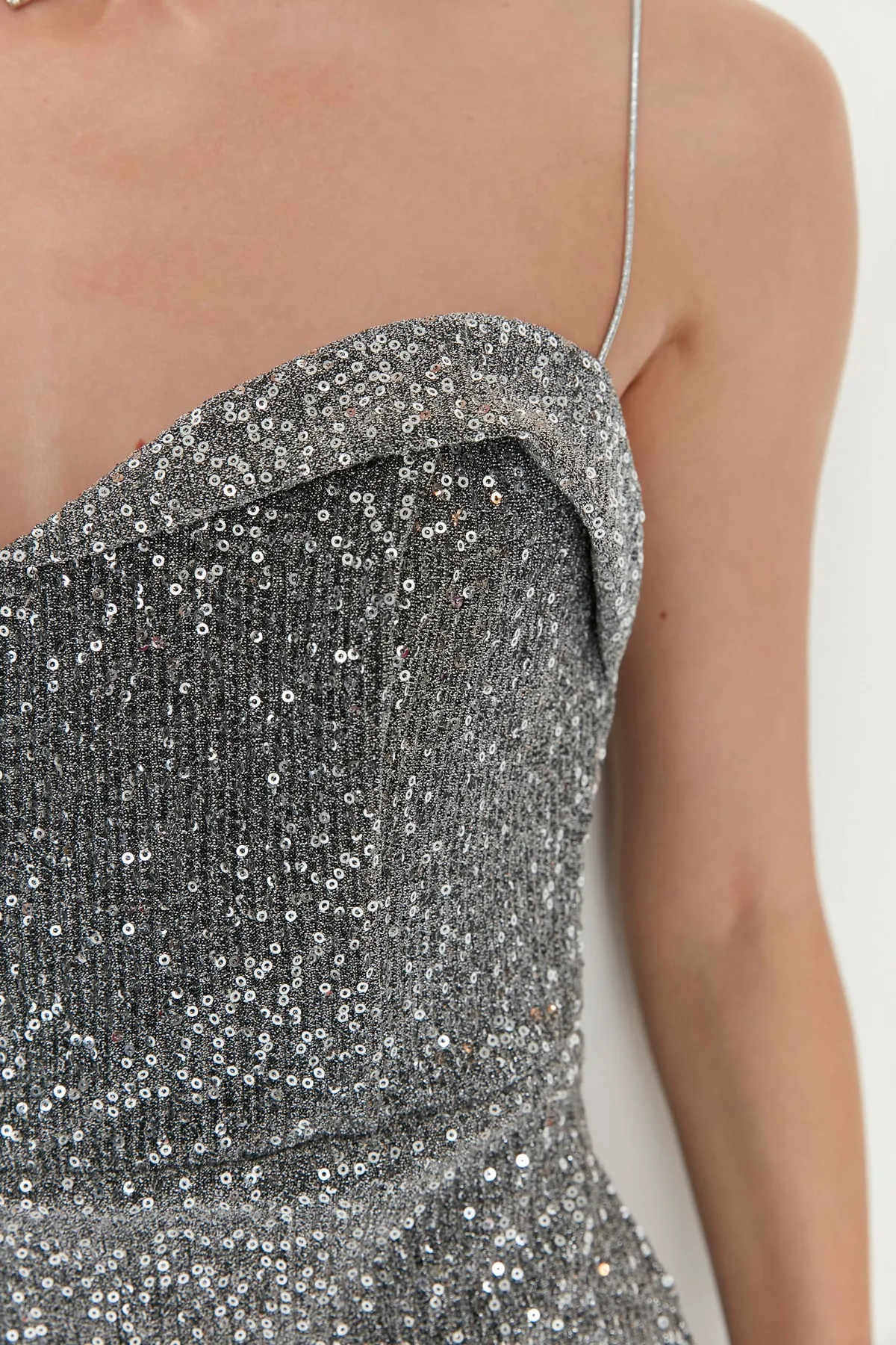 Trendyol Collection  Graues, figurbetontes, gefüttertes Abendkleid mit glänzenden Pailletten TPRSS22EL2889