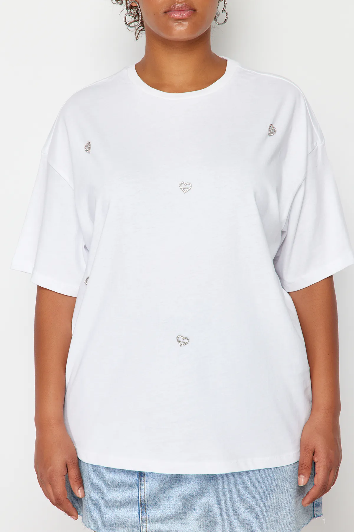 Trendyol Curve  Weißes Oversize-Strick-T-Shirt mit Herz-Accessoire und detailliertem Detail TBBSS24BF00008