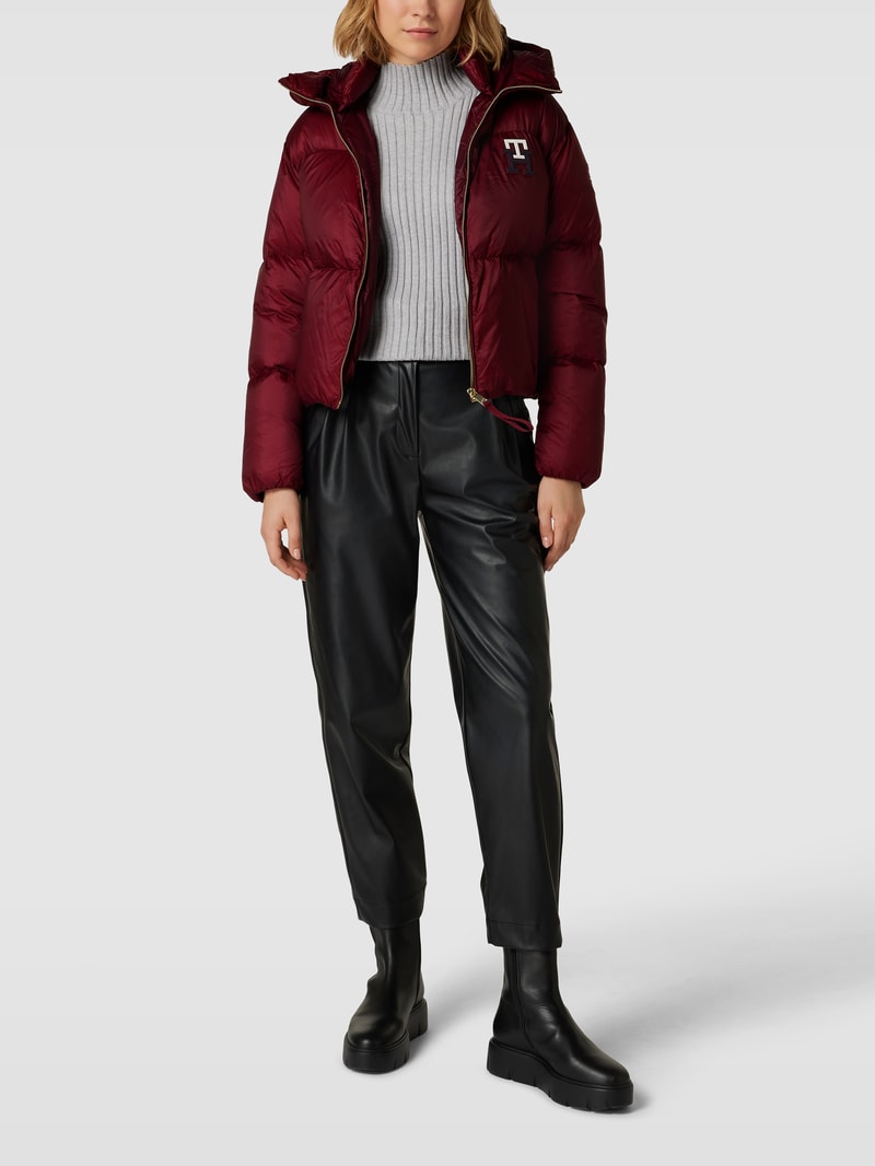 Daunenjacke mit Label-Details in bordeaux rot