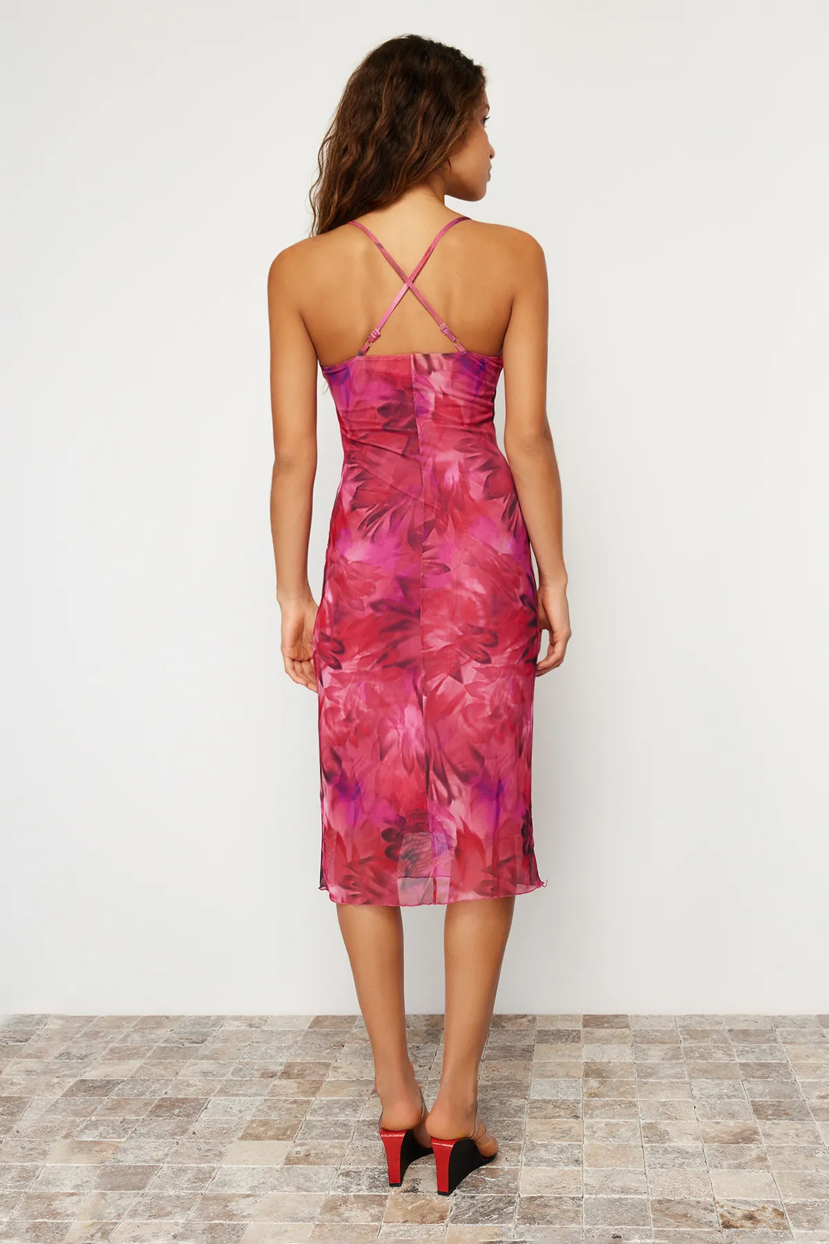 Trendyol Collection  Fuchsiafarbener, geraffter Tüll mit abstraktem Blumendruck und Riemchen TWOSS23EL00646