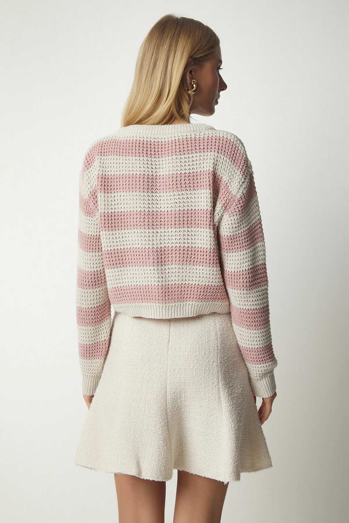 Happiness İstanbul  Kurzer Cardigan aus gewelltem Strick mit cremefarbenen Metallknöpfen für Damen, MW00129