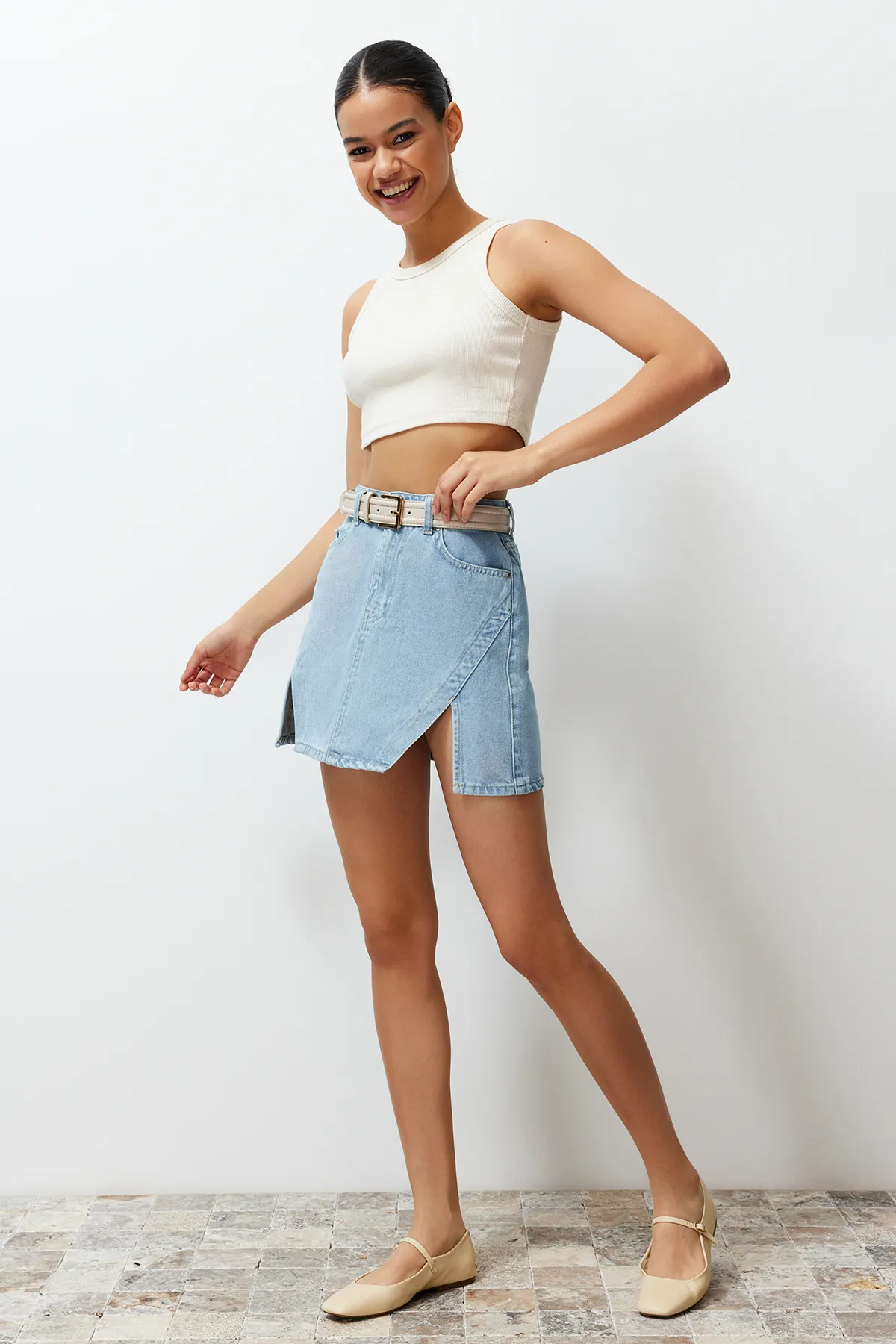 Trendyol Collection  Limited Edition Hellblauer Mini-Jeansrock mit Schlitz TWOSS23ET00347